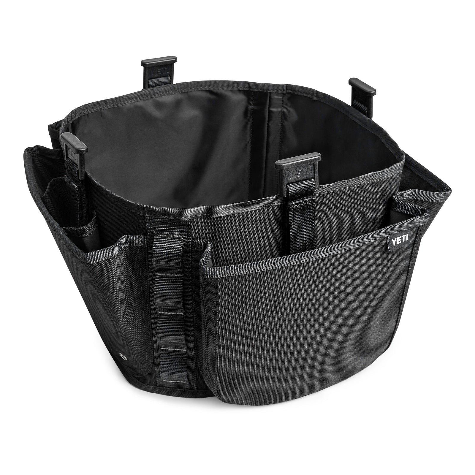 Die YETI® Gürteltasche für Loadout 19 Liter Eimer in Schwarz verfügt über ein QuadPocket Design mit mehreren Fächern, Frontschlaufen und einem kleinen YETI Logo. Der leere Organizer ist auf einem schlichten weißen Hintergrund abgebildet.