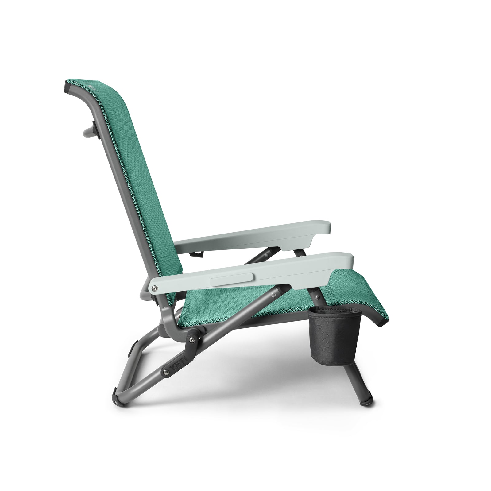 Der YETI® Hondo Beach Chair - Seafoam verfügt über einen stabilen, leichten Metallrahmen, hellgraue Armlehnen, eine zurückgelehnte Rückenlehne und einen schwarzen Becherhalter am rechten vorderen Bein - ein stilvoller Outdoor-Stuhl von YETI, hier in seafoam green auf weißem Hintergrund.