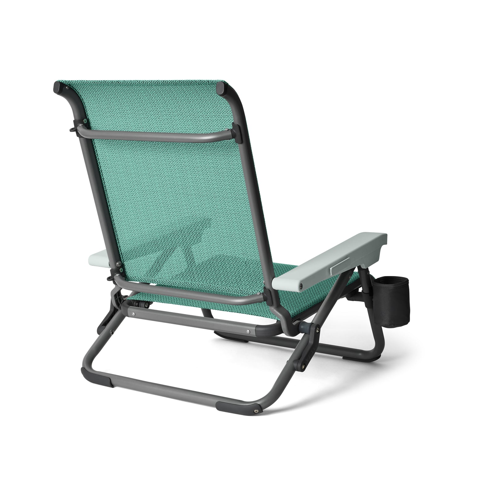 Ein meerschaumgrüner YETI® Hondo Beach Chair mit Netzrücken, grauem Gestell, hellgrauen Armlehnen und einem schwarzen Becherhalter von hinten gesehen - ideal zum Entspannen im Freien.