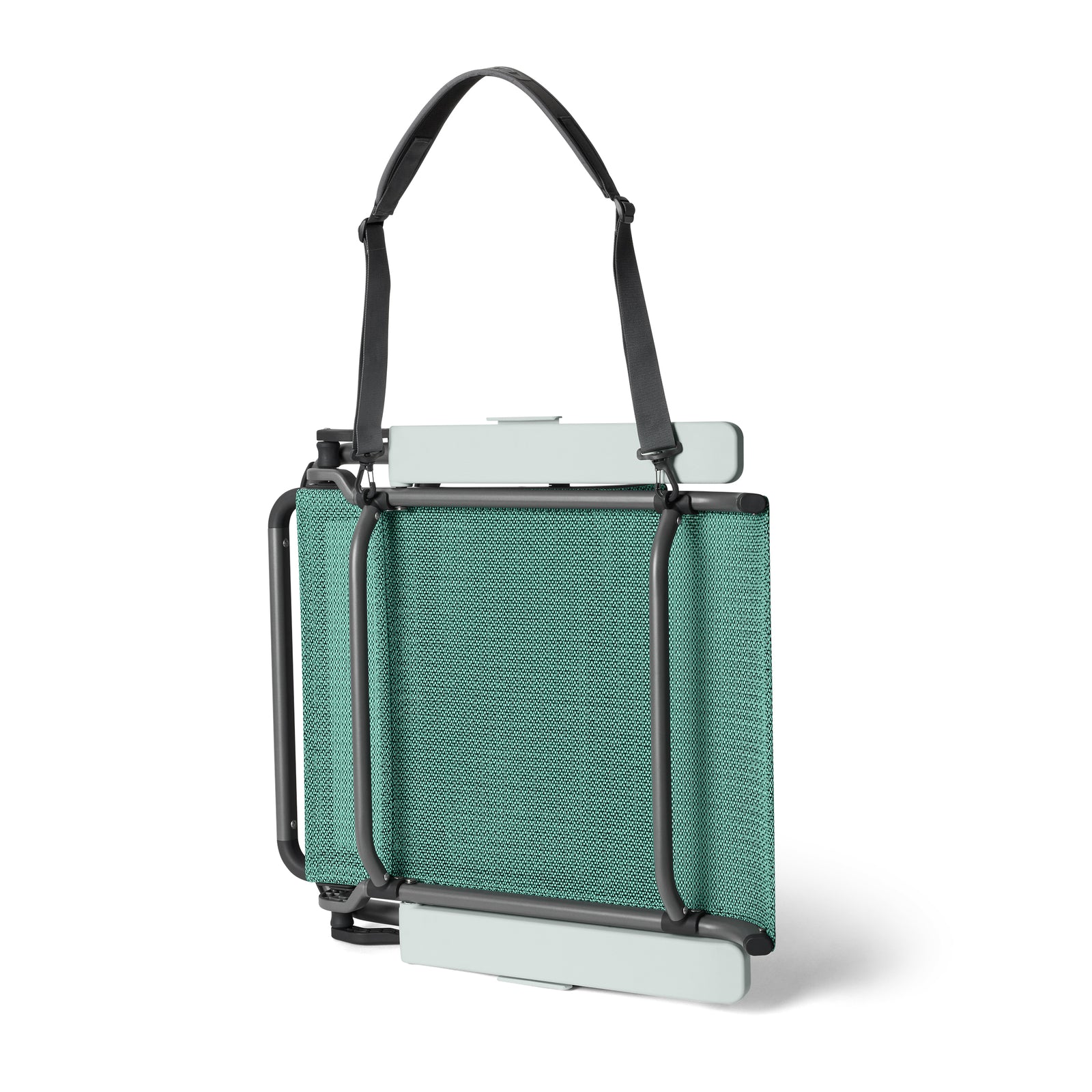 Ein gefalteter YETI® Hondo Beach Chair in Seafoam mit grünem Netzsitz, schwarzem Metallrahmen und verstellbarem Gurt, abgebildet vor einem weißen Hintergrund. Der perfekte tragbare Stuhl für Camping und Outdoor-Abenteuer.