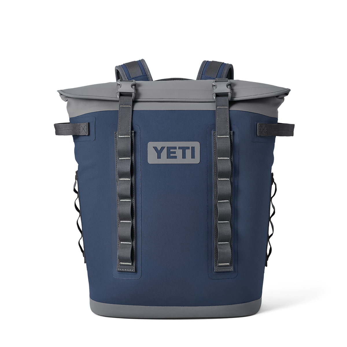 Der YETI® Hopper Backpack M12 in navy verfügt über verstellbare Gurte, seitliche Netztaschen und ein YETI-Logo auf der Vorderseite. Die obere Klappe mit Clips verleiht ihm einen robusten, strukturierten Look - ideal für Abenteuer.