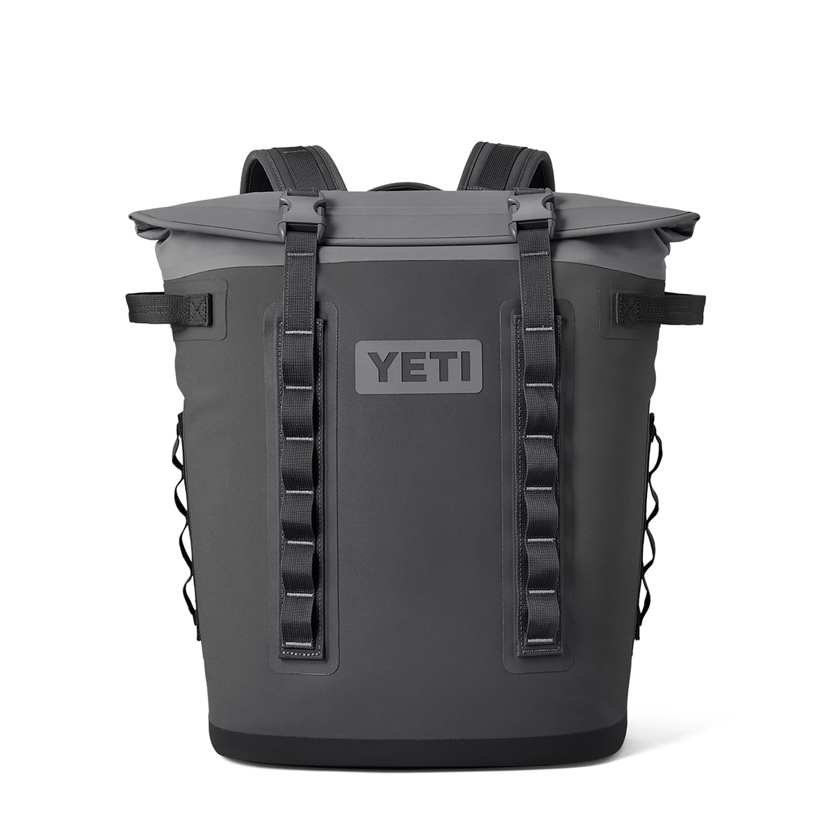 Der YETI® Hopper Backpack M20 in Charcoal verfügt über einen Rolltop-Verschluss, schwarze Riemen, seitliche Griffe, ein großes YETI-Logo auf der Vorderseite und ein robustes, wasserfestes, minimalistisches Design.