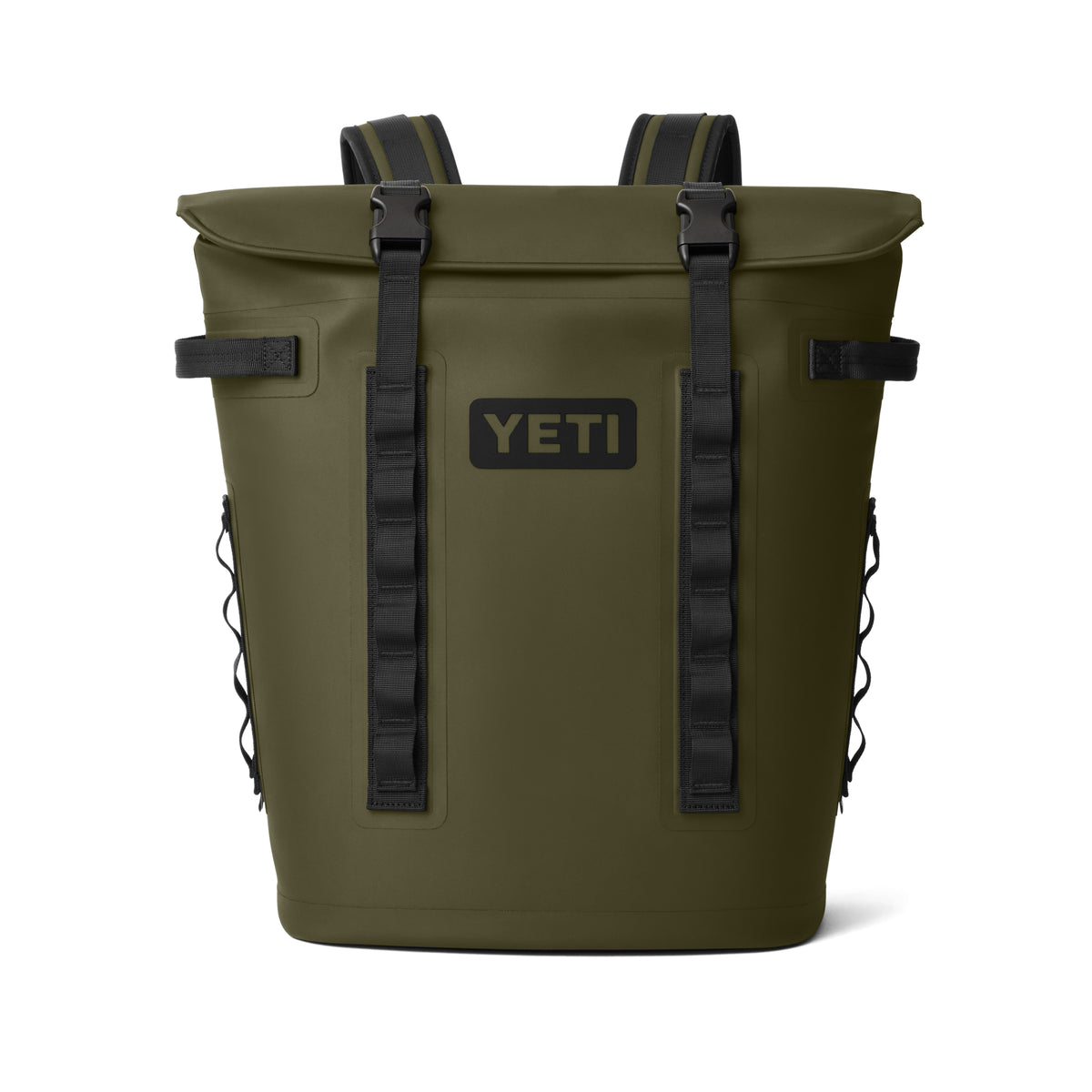Der YETI® Hopper Backpack M20 - Olive ist eine olivgrüne Kühlbox mit schwarzen Riemen, seitlichen Griffen, Schnallenverschlüssen und dem YETI-Logo in der vorderen Mitte.