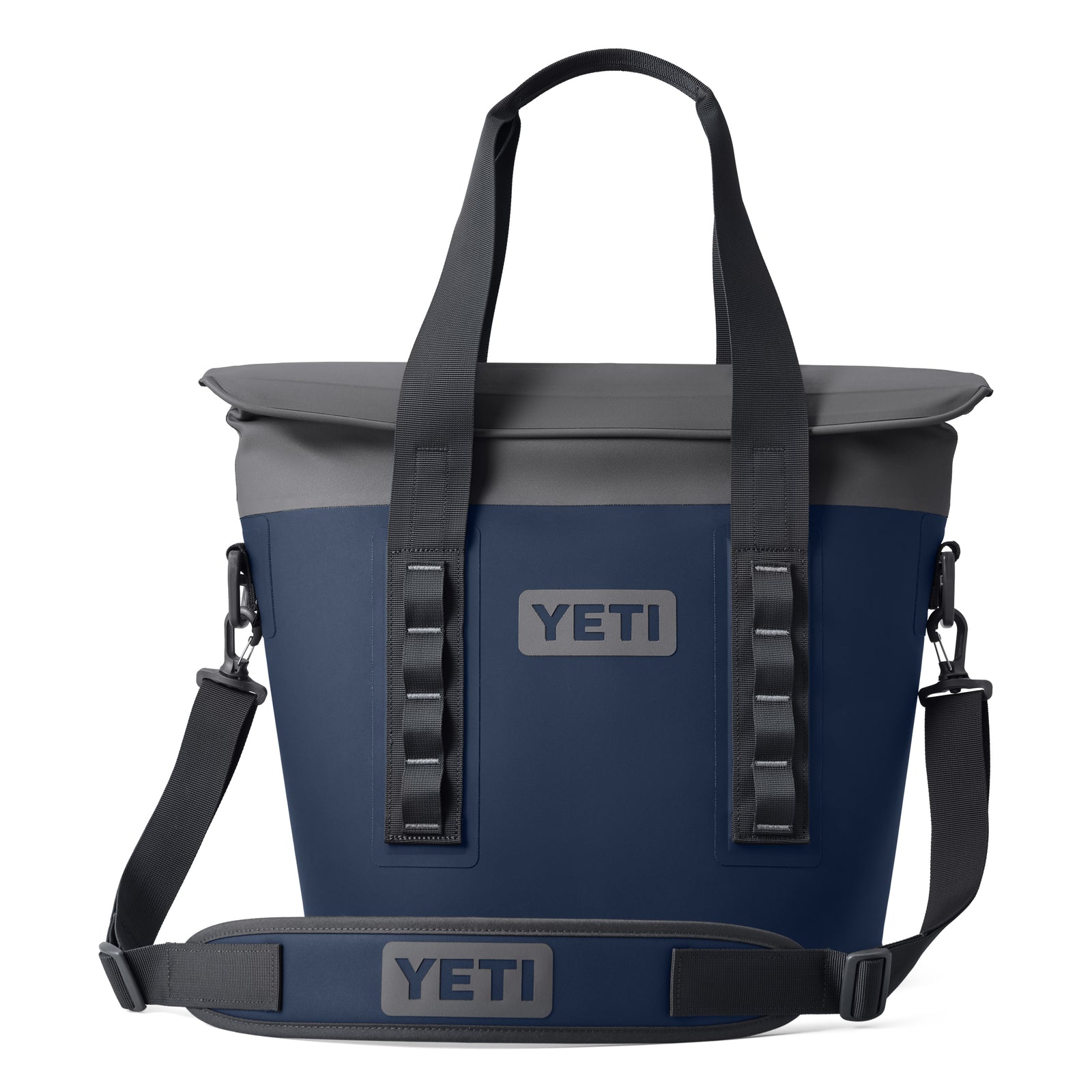 Die YETI® Hopper M15 Soft Cooler in Marineblau hat schwarze Griffe, einen abnehmbaren Schultergurt und ein markantes YETI-Branding auf der Vorderseite und dem Schulterpolster.