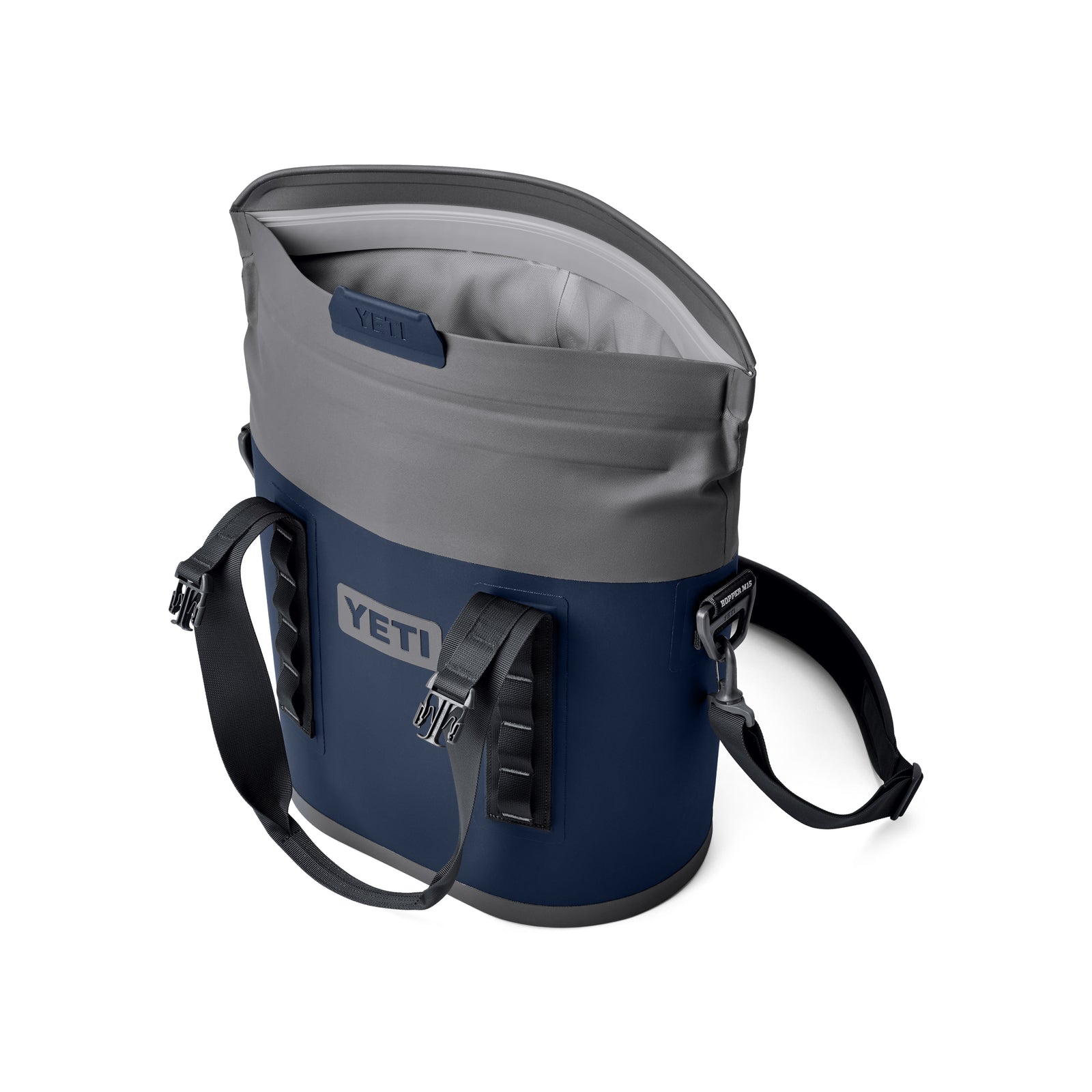 Die YETI® Hopper M15 Soft Cooler in Navy verfügt über einen geräumigen, isolierten Innenraum, einen offenen Deckel, schwarze Griffe, einen Schultergurt und seitliche Clips, die alle auf weißem Hintergrund abgebildet sind.