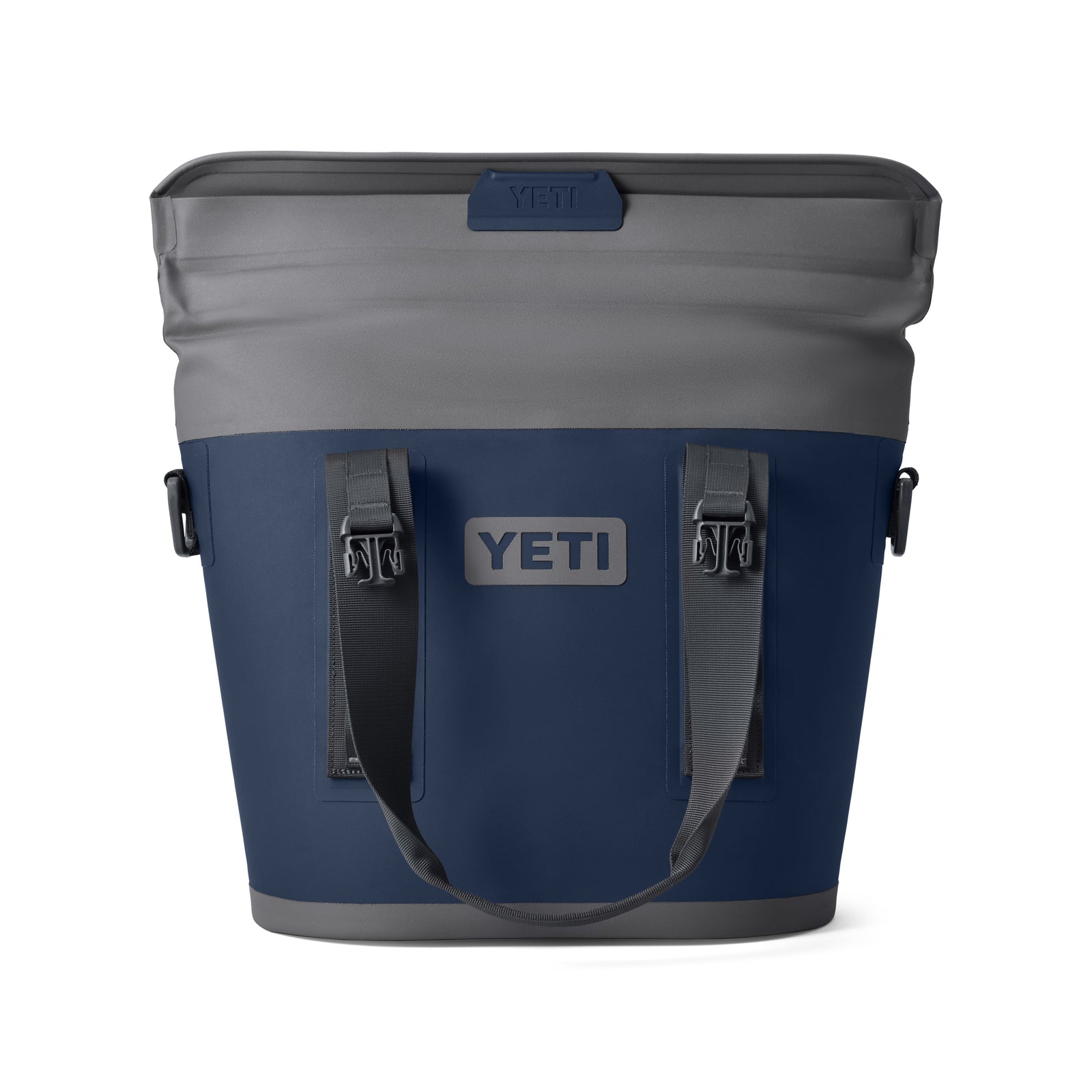 Die YETI® Hopper M15 Soft Cooler in Marineblau hat eine breite Öffnung, zwei Schnallen an der Vorderseite, einen schwarzen Schultergurt und ein YETI-Logo auf der Vorderseite, das sich von einem schlichten weißen Hintergrund abhebt.