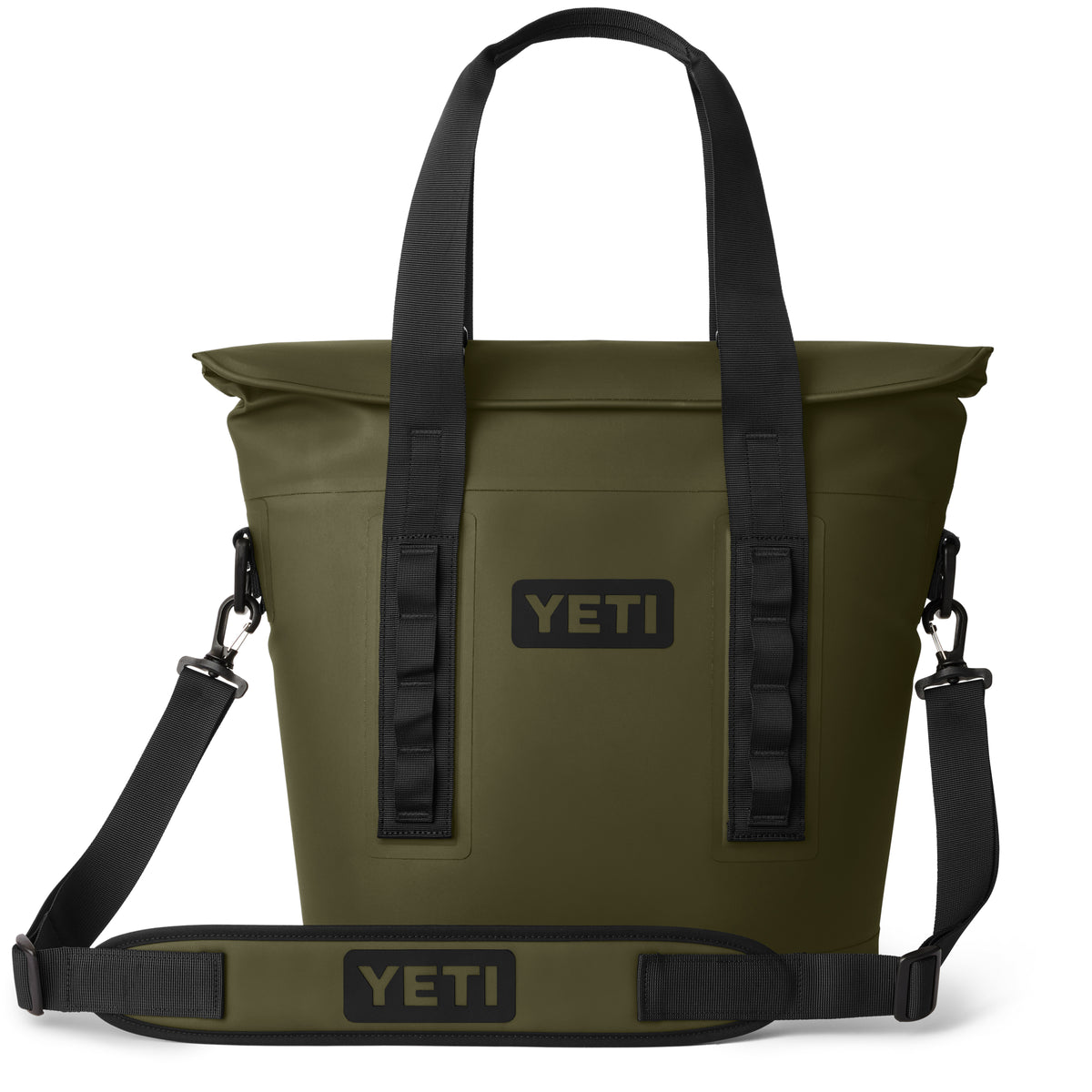 Die YETI® Hopper M15 Soft Cooler in Oliv verfügt über schwarze Griffe, einen abnehmbaren Schultergurt und einen MagShield Access Deckel mit Reißverschluss. Ihr minimalistisches Design mit dem YETI-Logo sorgt für einen eleganten Look.