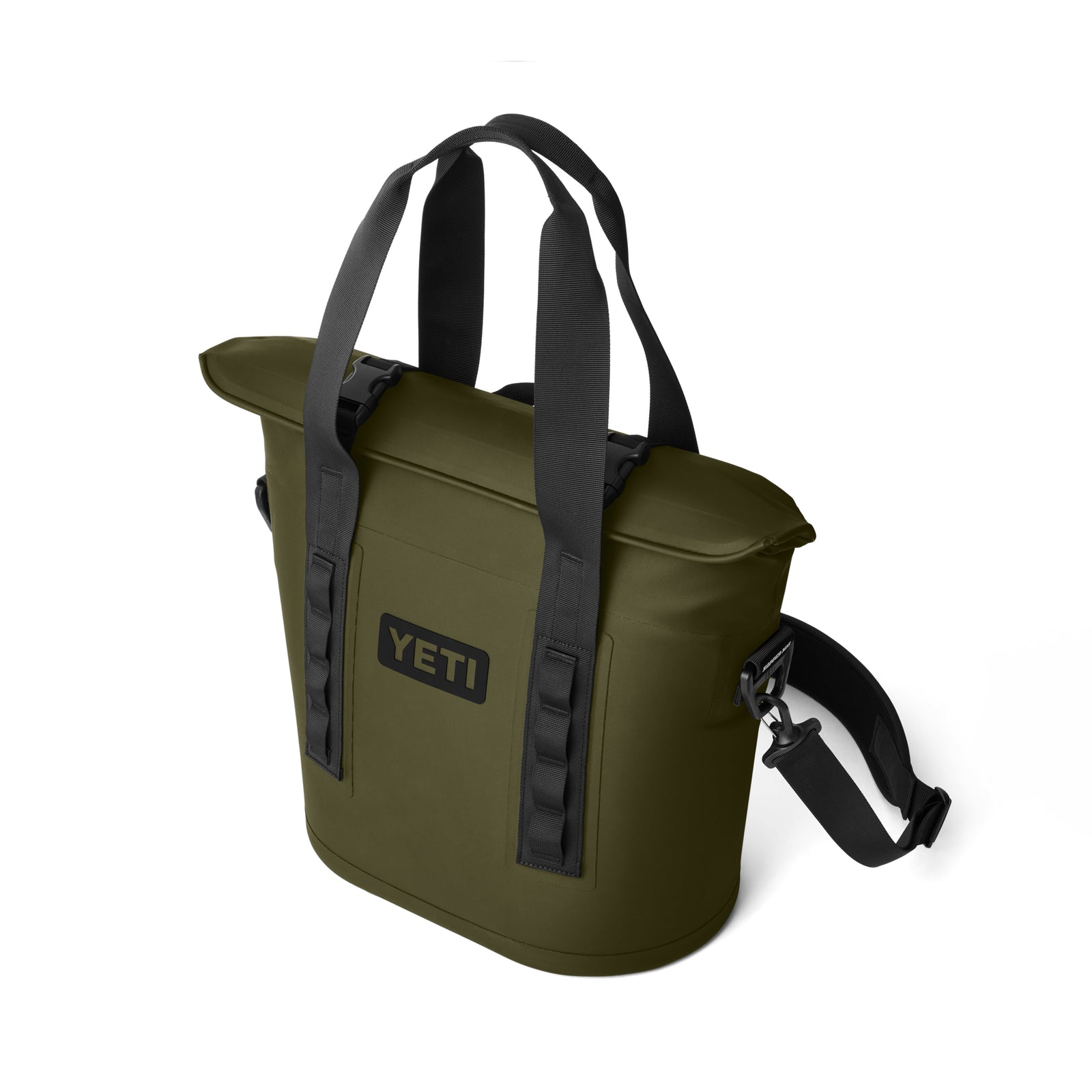 Die YETI® Hopper M15 Soft Cooler in Olive hat schwarze Griffe, einen abnehmbaren Schultergurt und einen MagShield Access-Reißverschluss auf weißem Hintergrund.