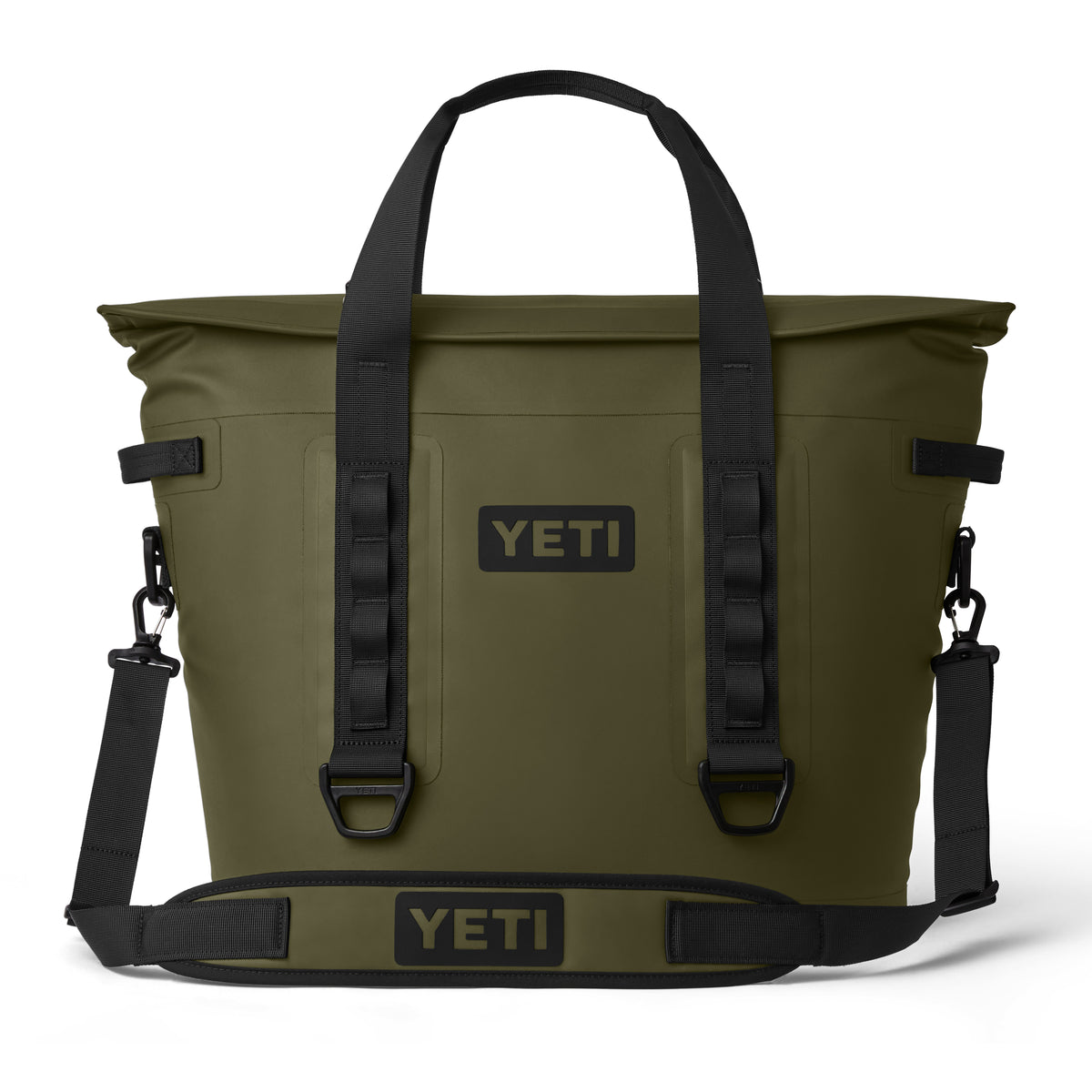 Die YETI® Hopper M30 Soft Cooler in Oliv verfügt über schwarze Griffe, einen verstellbaren Schultergurt, seitliche Schnallen, MagShield Access und auffällige YETI-Logos auf der Vorderseite und dem Gurt.