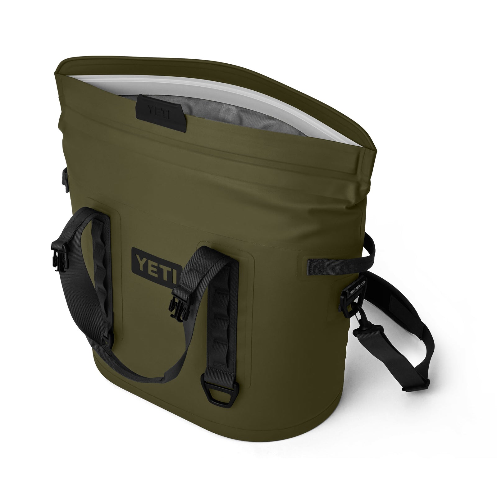Die YETI® Hopper M30 Soft Cooler in Oliv verfügt über schwarze Griffe, einen Schultergurt und einen offenen MagShield Access-Deckel, der den Blick auf das hellgraue Innere freigibt.
