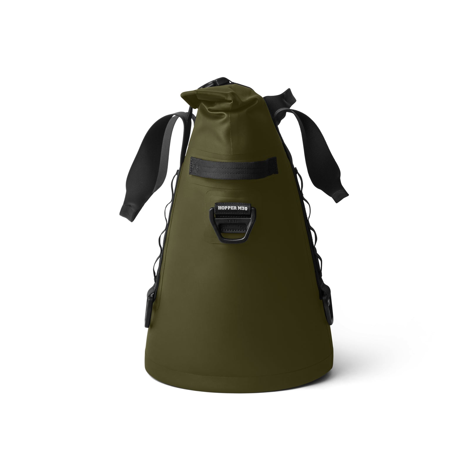 Der olivgrüne YETI® Hopper M30 Soft Cooler steht aufrecht auf weißem Grund und verfügt über schwarze Schultergurte, einen MagShield Access Verschluss an der Oberseite, eine seitliche Schnürung und einen kleinen Frontgriff.