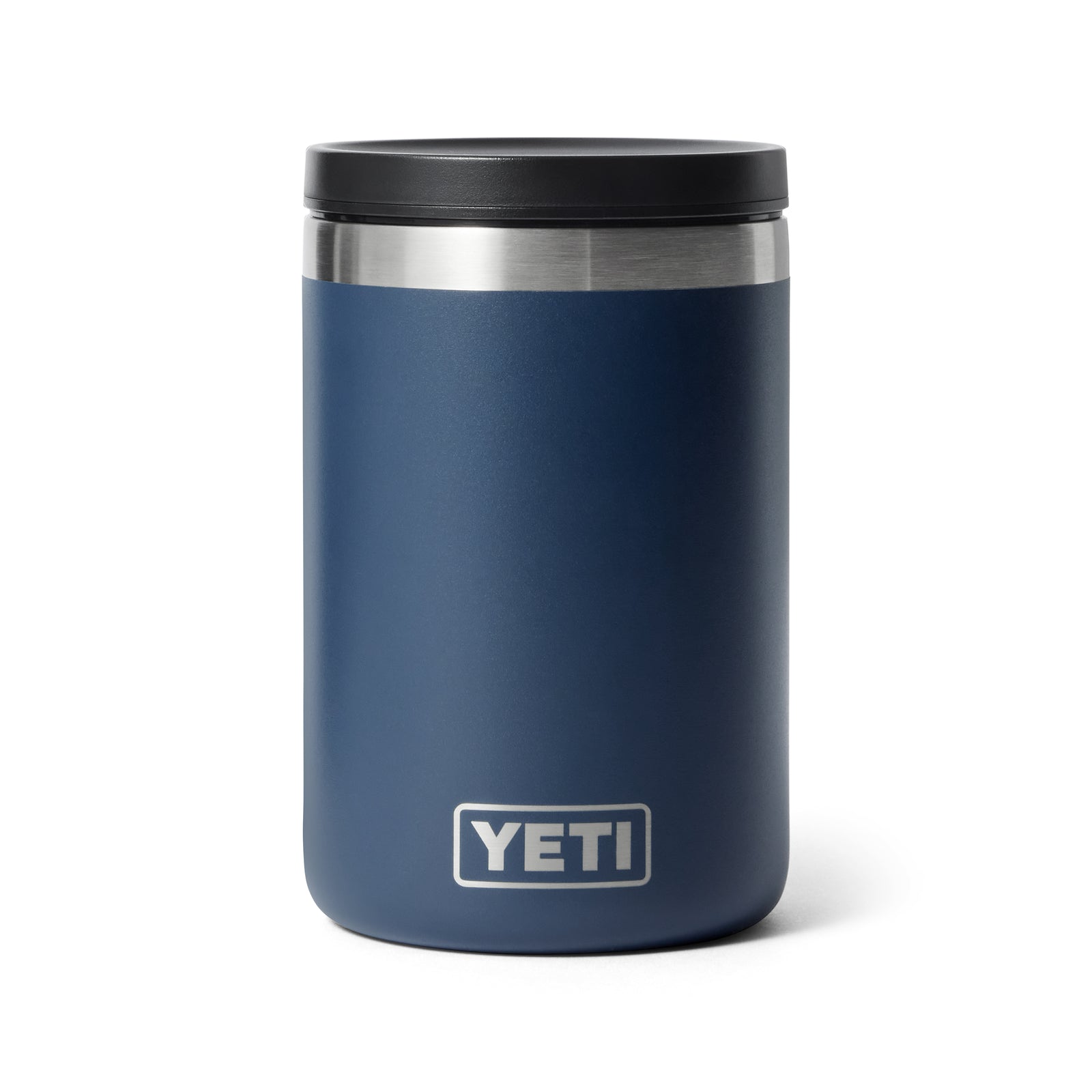 Der YETI® Isolierter Essensbehälter Rambler 16 oz in Navy verfügt über robusten 18/8 Edelstahl, einen schwarzen Deckel und ein weißes YETI-Logo auf der Vorderseite. Sein vakuumisoliertes Design hält Speisen oder Getränke stundenlang vor einem schlichten weißen Hintergrund kalt.