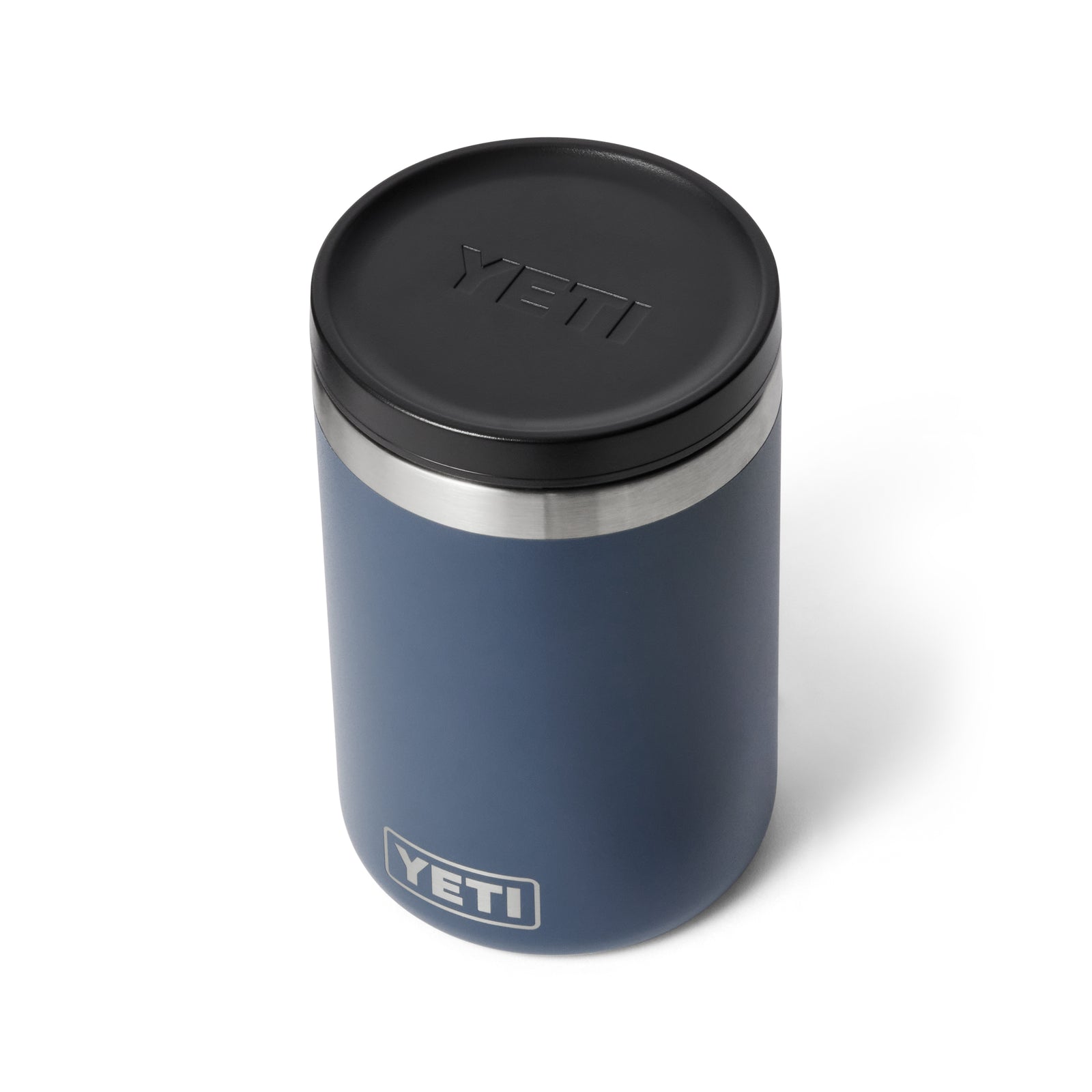 Der YETI® Isolierter Essensbehälter Rambler 16 oz in Navy ist aus 18/8 Edelstahl gefertigt und hat einen schwarzen Deckel. Das YETI-Logo erscheint auf der Seite und dem Deckel. Abgebildet auf einem weißen Hintergrund.