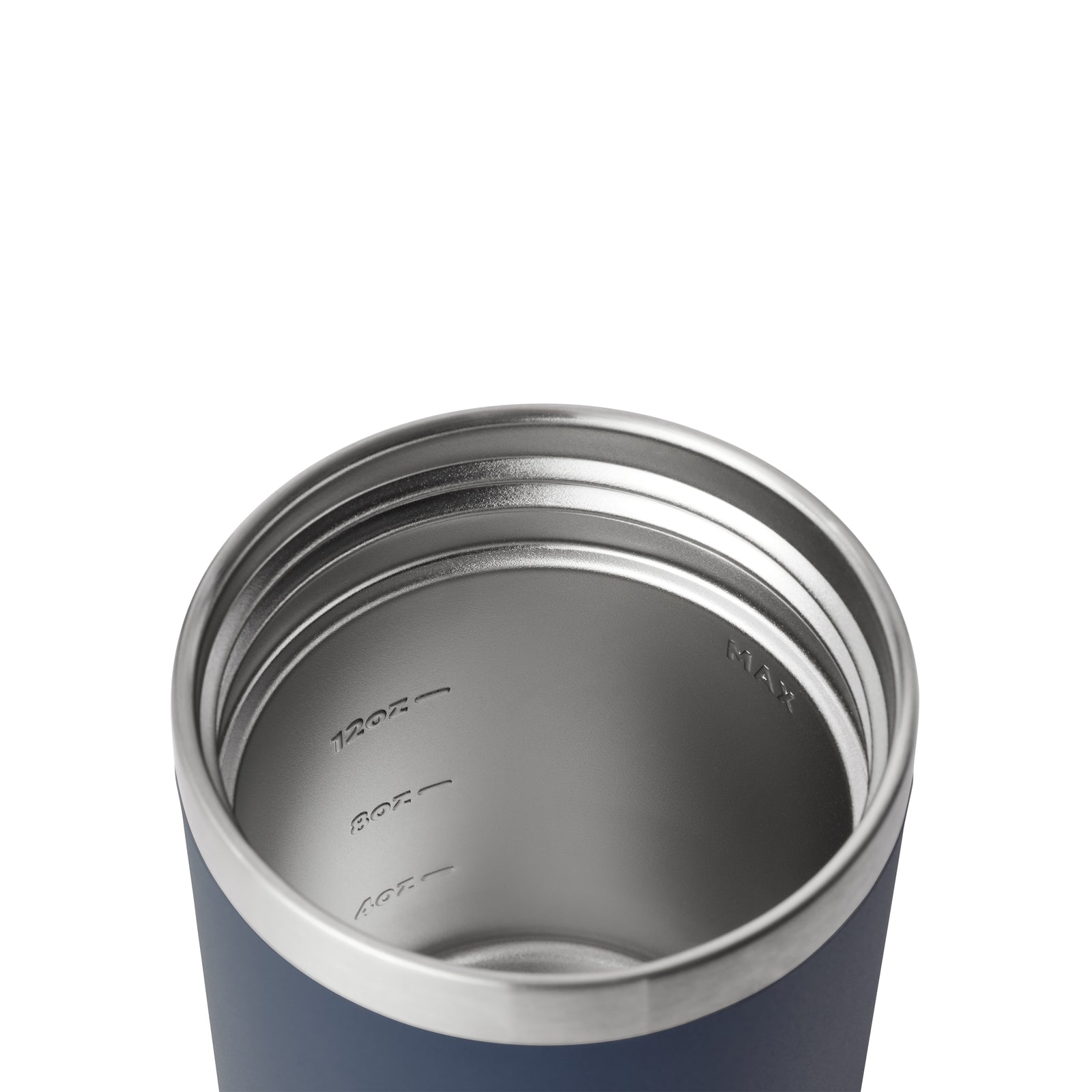 Eine Nahaufnahme des YETI® Isolierten Essensbehälters Rambler 16 oz in Navy zeigt die inneren Messmarkierungen für 12 oz, 8 oz und 4 oz sowie eine MAX-Fülllinie. Die Außenseite aus Edelstahl hat eine dunkelblaue (Navy) Oberfläche und das YETI-Branding.