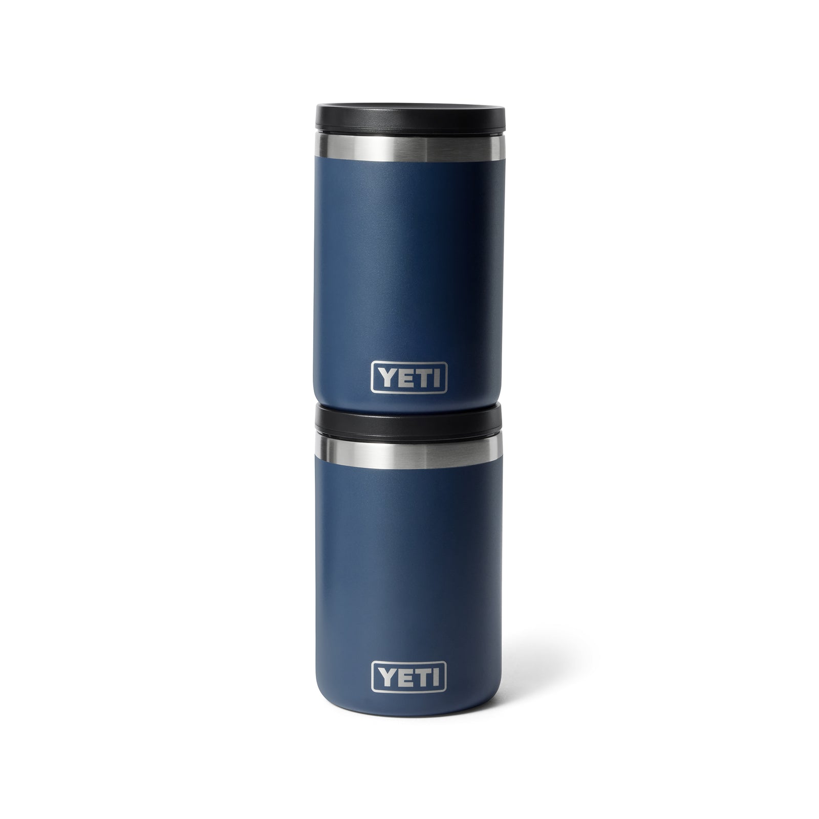 Zwei YETI® Isolierter Essensbehälter Rambler 16 oz in navy sind mit schwarzen Deckeln übereinander gestapelt, abgebildet vor einem weißen Hintergrund.