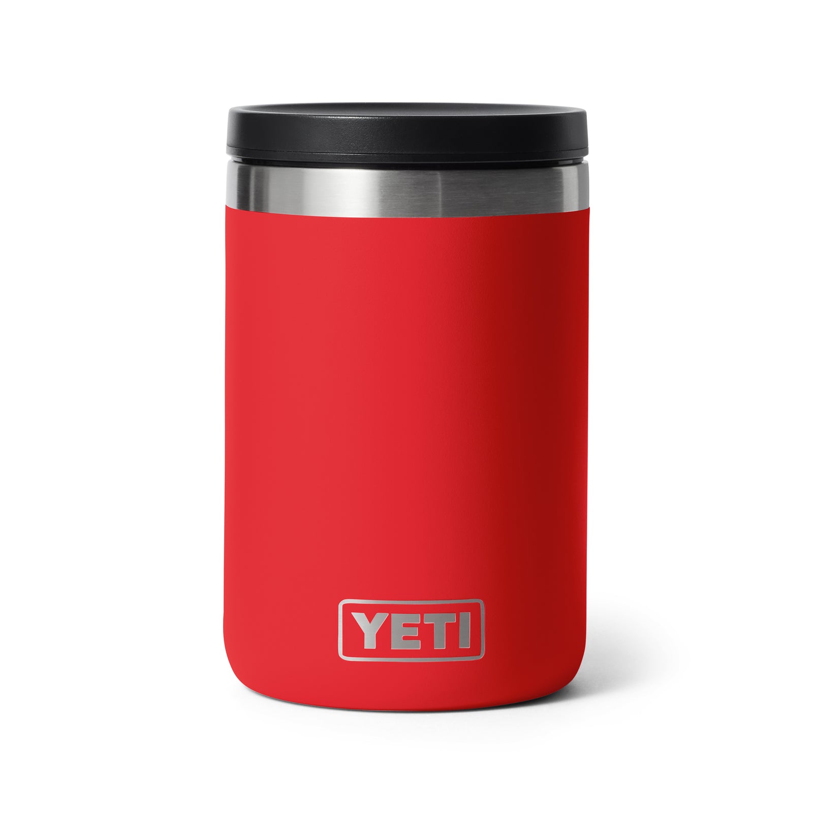 Der YETI® Isolierter Essensbehälter Rambler 16 oz in Rescue Red hat einen Rand aus Edelstahl, einen schwarzen Deckel und ein weißes YETI-Logo auf der Vorderseite. Sein schlankes, minimalistisches Design unterstreicht die langlebige Edelstahlkonstruktion.