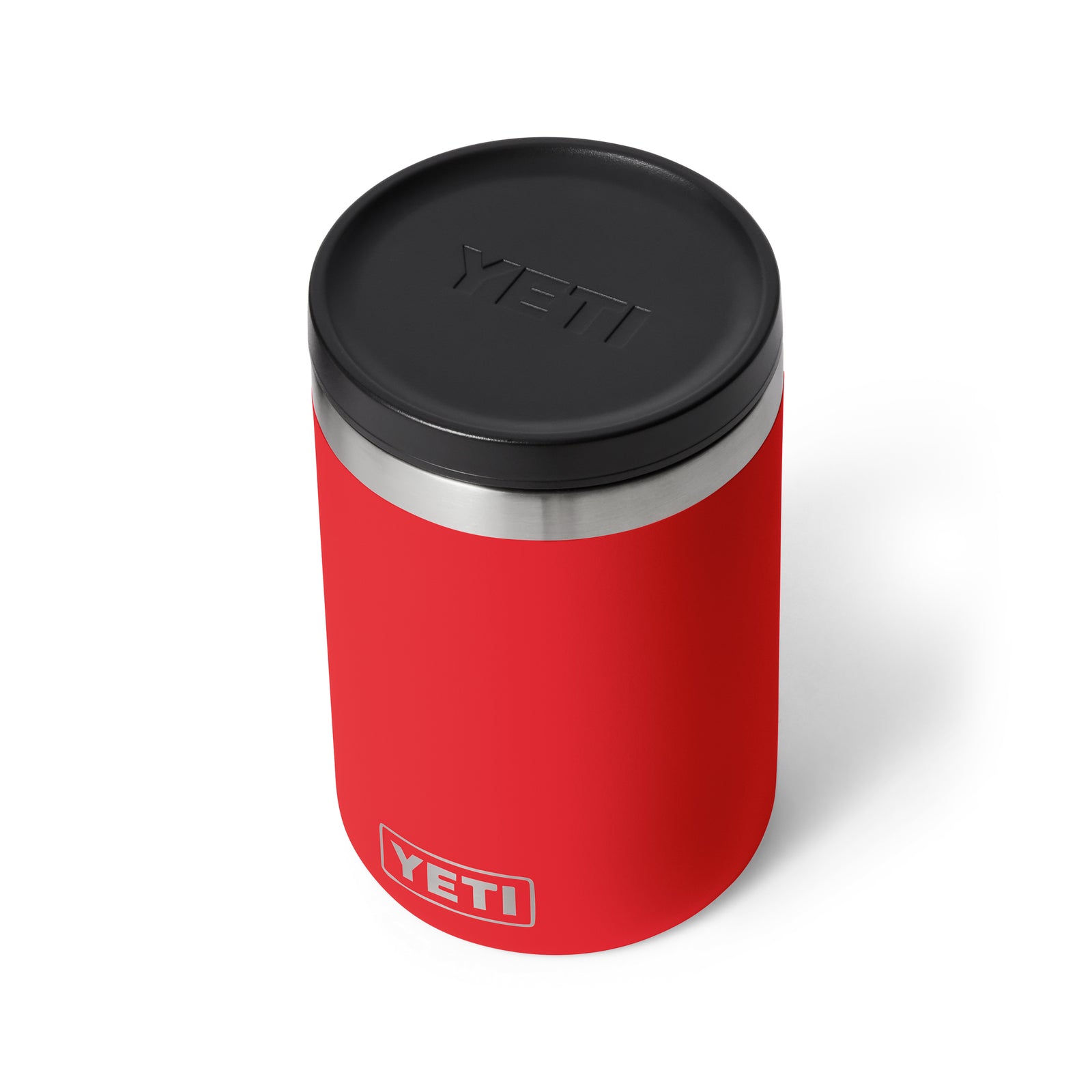 Der YETI® Isolierter Essensbehälter Rambler 16 oz in Rescue Red, mit schwarzem Deckel und YETI-Logo auf dem Deckel und der Vorderseite, ist auf einem weißen Hintergrund abgebildet.