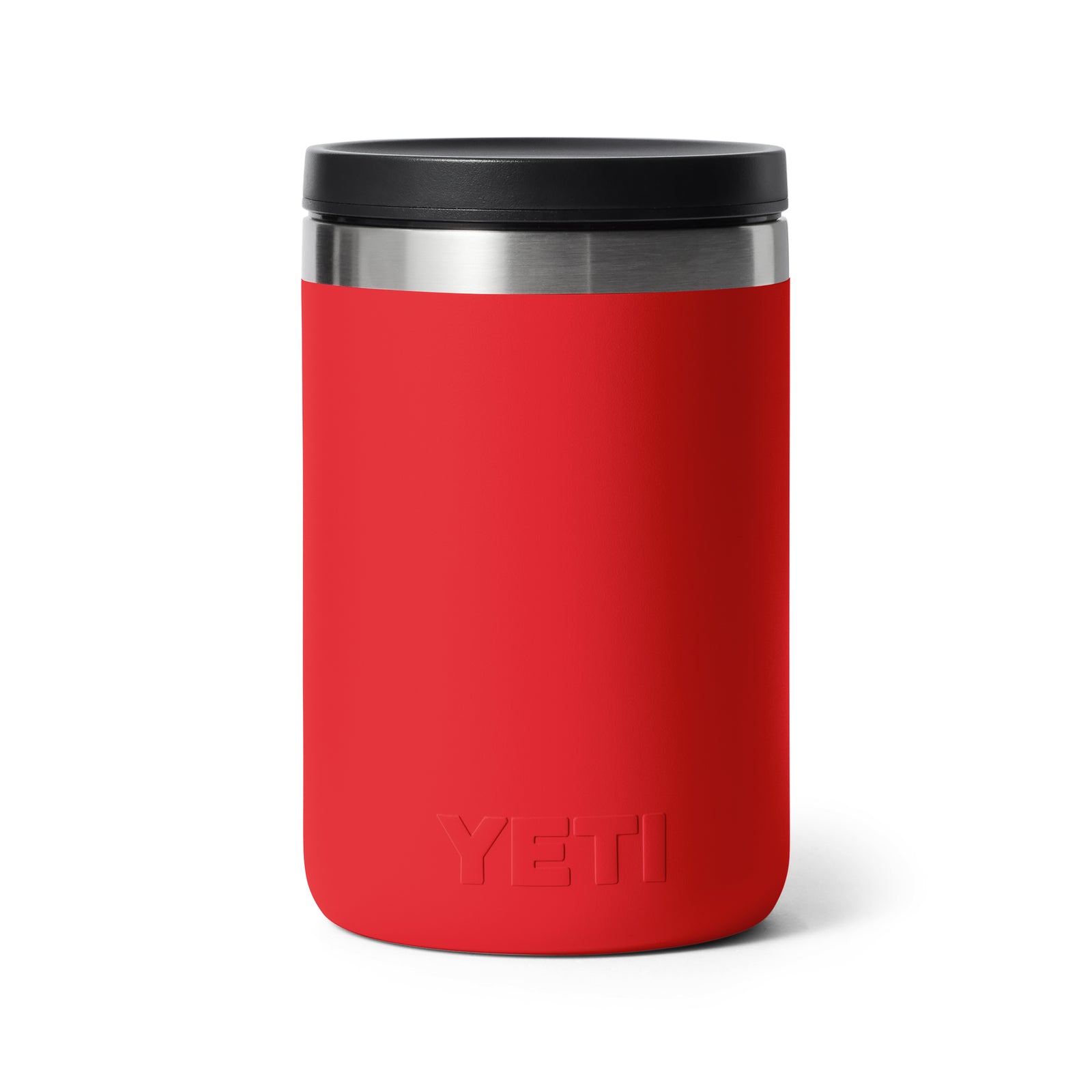 Der YETI® Isolierter Essensbehälter Rambler 16 oz in Rescue Red ist ein Essensbehälter aus Edelstahl mit schwarzem Deckel, der auf der Vorderseite das geprägte YETI-Logo aufweist.
