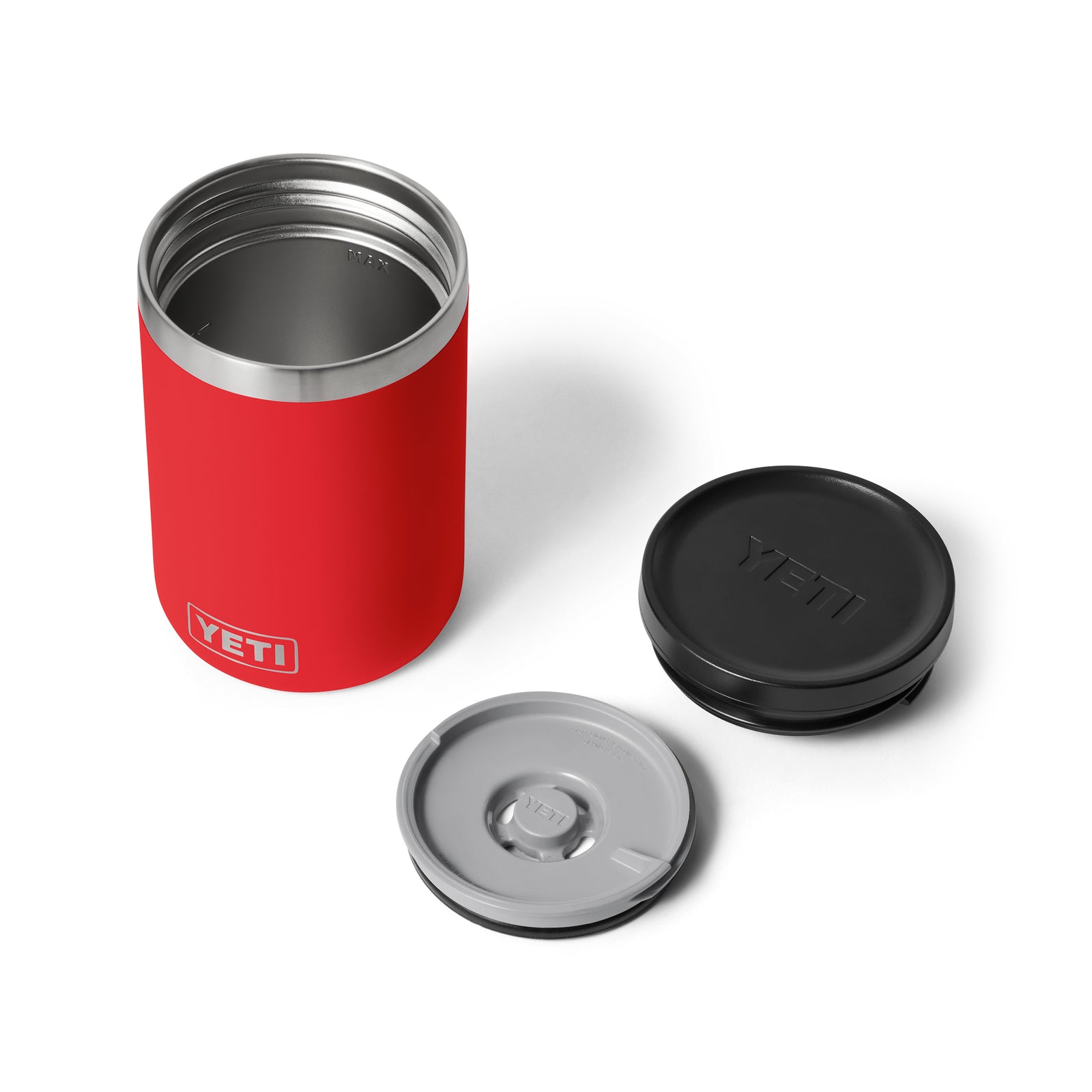 Der YETI® Isolierter Essensbehälter Rambler 16 oz in Rescue Red wird offen mit seinem schwarzen Deckel und einem grauen Strohhalmdeckel vor weißem Hintergrund gezeigt.