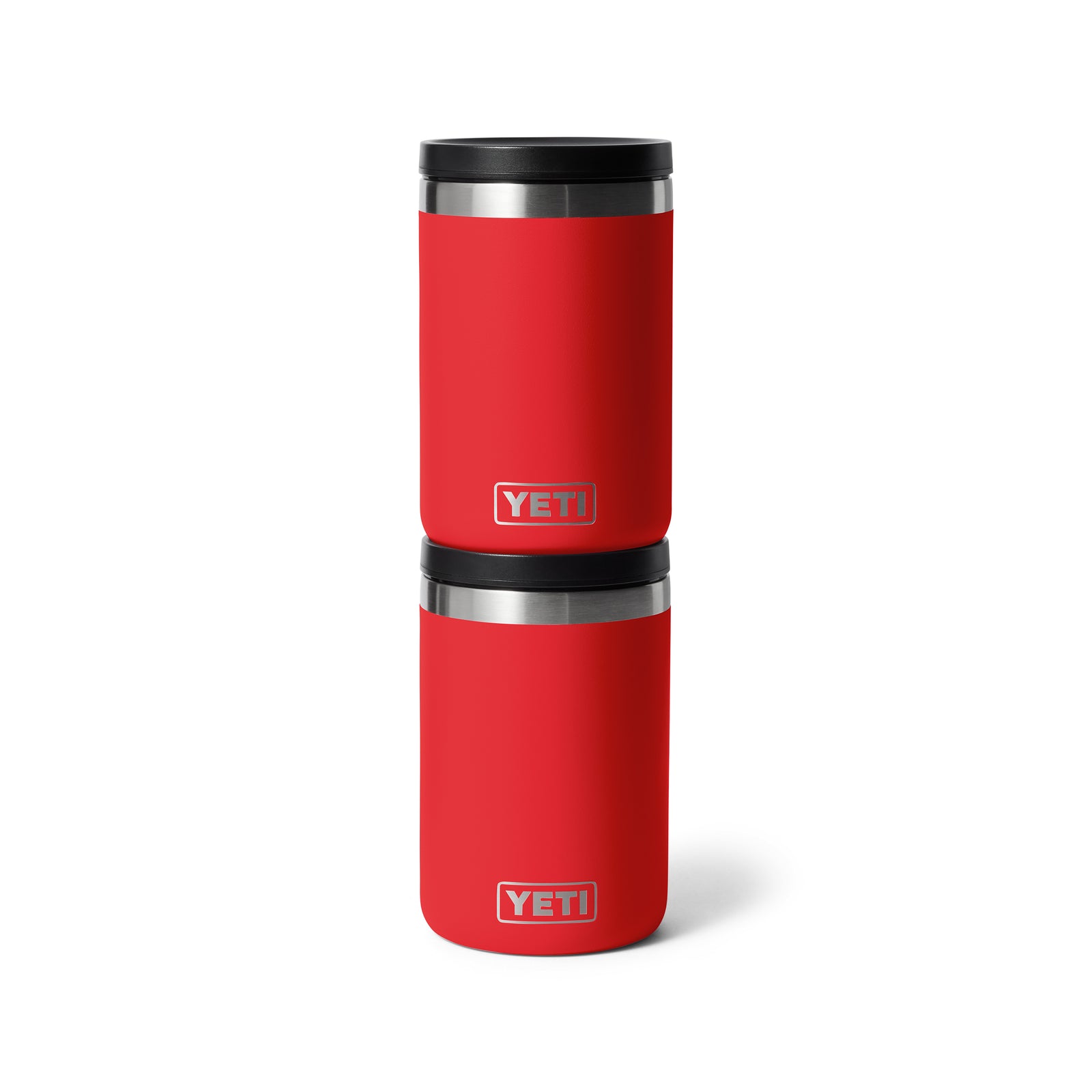 Zwei rote, zylindrische YETI® Isolierte Essensbehälter Rambler 16 oz mit schwarzen Deckeln sind vor einem weißen Hintergrund gestapelt.
