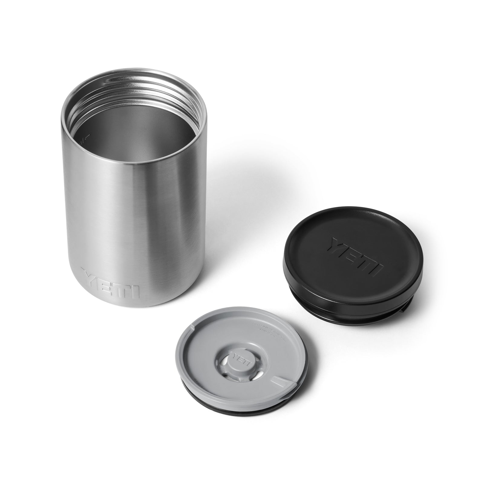 Ein YETI® Rambler 16 oz Isolierter Essensbehälter aus Edelstahl steht offen mit zwei Deckeln (grau und schwarz) auf weißem Hintergrund und zeigt die hochwertige Vakuumisolierung von YETI.