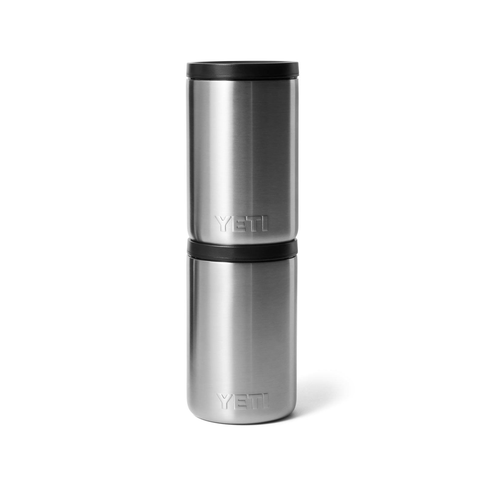Zwei YETI® Rambler 16 oz Isolierter Essensbehälter aus Edelstahl mit schwarzen Deckeln sind vertikal auf einem schlichten weißen Hintergrund gestapelt. Sie tragen das eingravierte YETI-Logo und zeigen die hochwertige Vakuumisolierung.