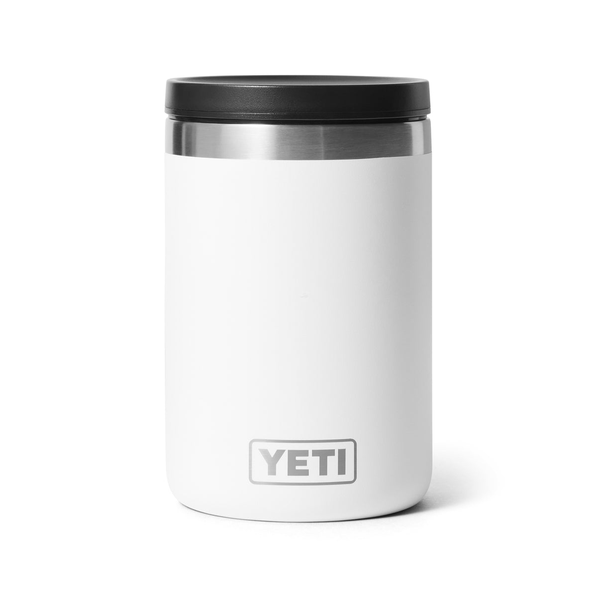 Ein YETI® Isolierter Essensbehälter Rambler 16 oz in Weiß mit schwarzem Deckel und Edelstahlrand steht aufrecht auf einem schlichten weißen Hintergrund und trägt das YETI-Logo auf der unteren Vorderseite.