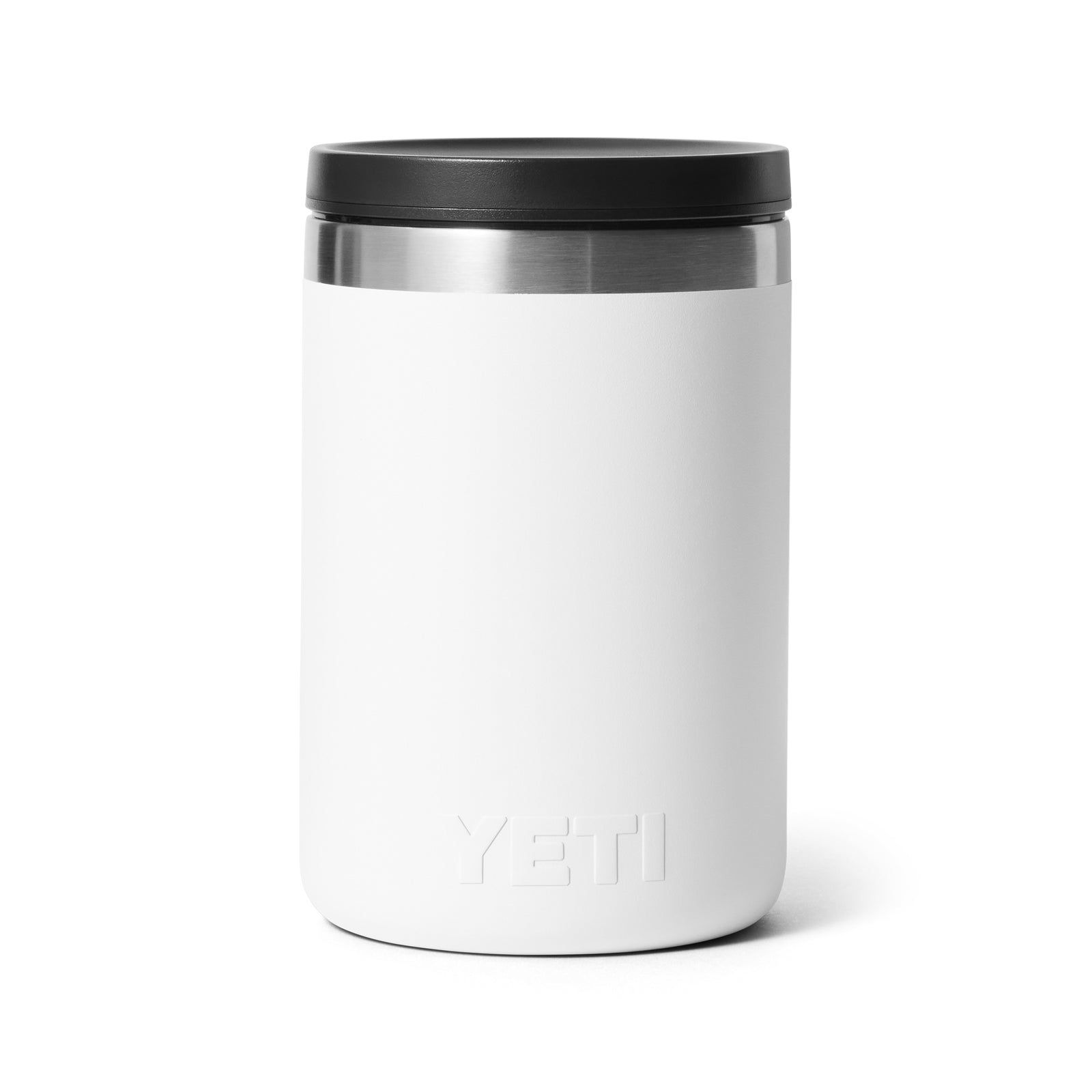 Der weiße YETI® Isolierter Essensbehälter Rambler 16 oz mit schwarzem Deckel, Edelstahlrand und geprägtem YETI-Logo bietet dauerhafte Isolierung, inspiriert von der bekannten Langlebigkeit von YETI.