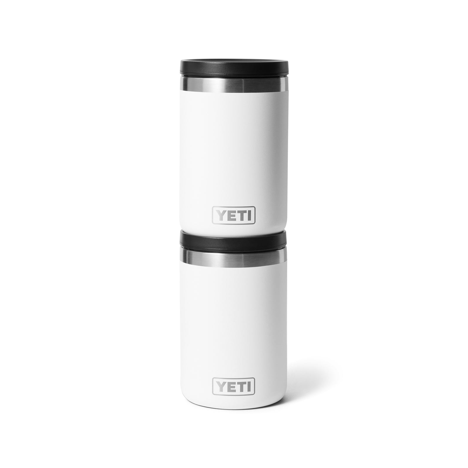 Zwei weiße YETI® Isolierter Essensbehälter Rambler 16 oz mit schwarzem Deckel und sichtbarem YETI-Branding sind vertikal vor einem schlichten weißen Hintergrund gestapelt.