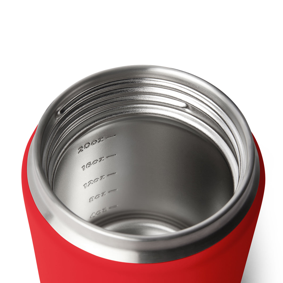 Eine Nahaufnahme des YETI® Isolierten Essensbehälters Rambler 24 oz in Rescue Red, mit abgenommenem Deckel, um das Innere aus Edelstahl und die Messmarkierungen (4, 8, 12, 16 und 20 Unzen) an der Innenwand zu zeigen.
