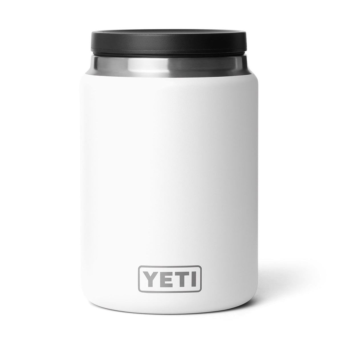 Der weiße YETI® Isolierter Essensbehälter Rambler 24 oz besteht aus vakuumisoliertem Edelstahl, einem schwarzen Deckel und dem YETI-Logo am Boden.