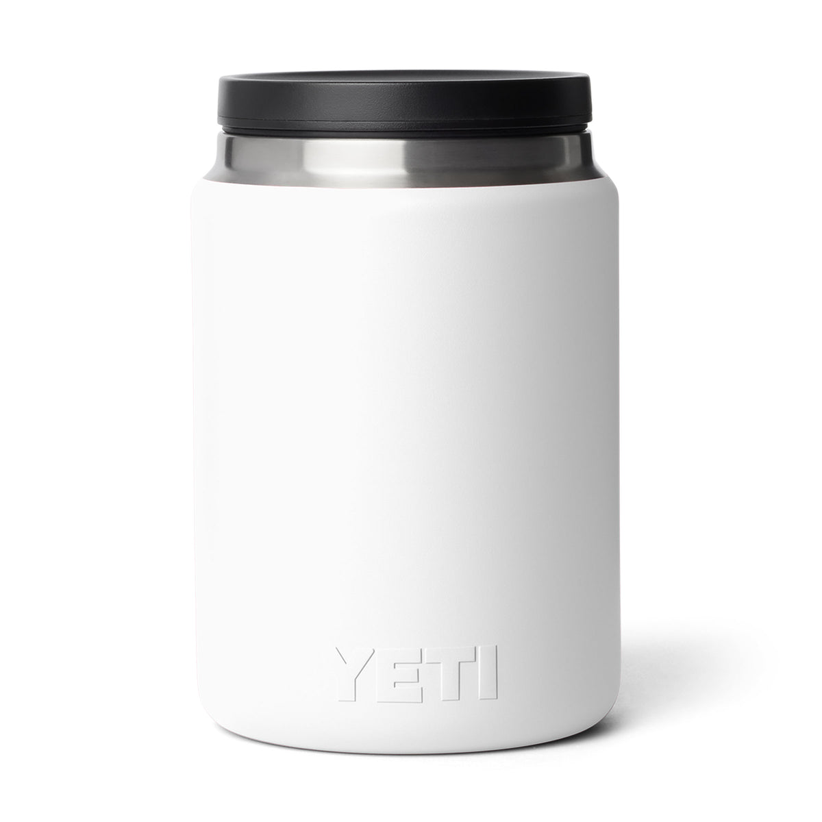 Der YETI® Isolierter Essensbehälter Rambler 24 oz in Weiß verfügt über eine Edelstahlkonstruktion, einen schwarzen Schraubdeckel, eine Vakuumisolierung, um Getränke kalt zu halten, und das eingeprägte YETI-Logo am Boden. Aufrecht stehend auf einem schlichten weißen Hintergrund abgebildet.