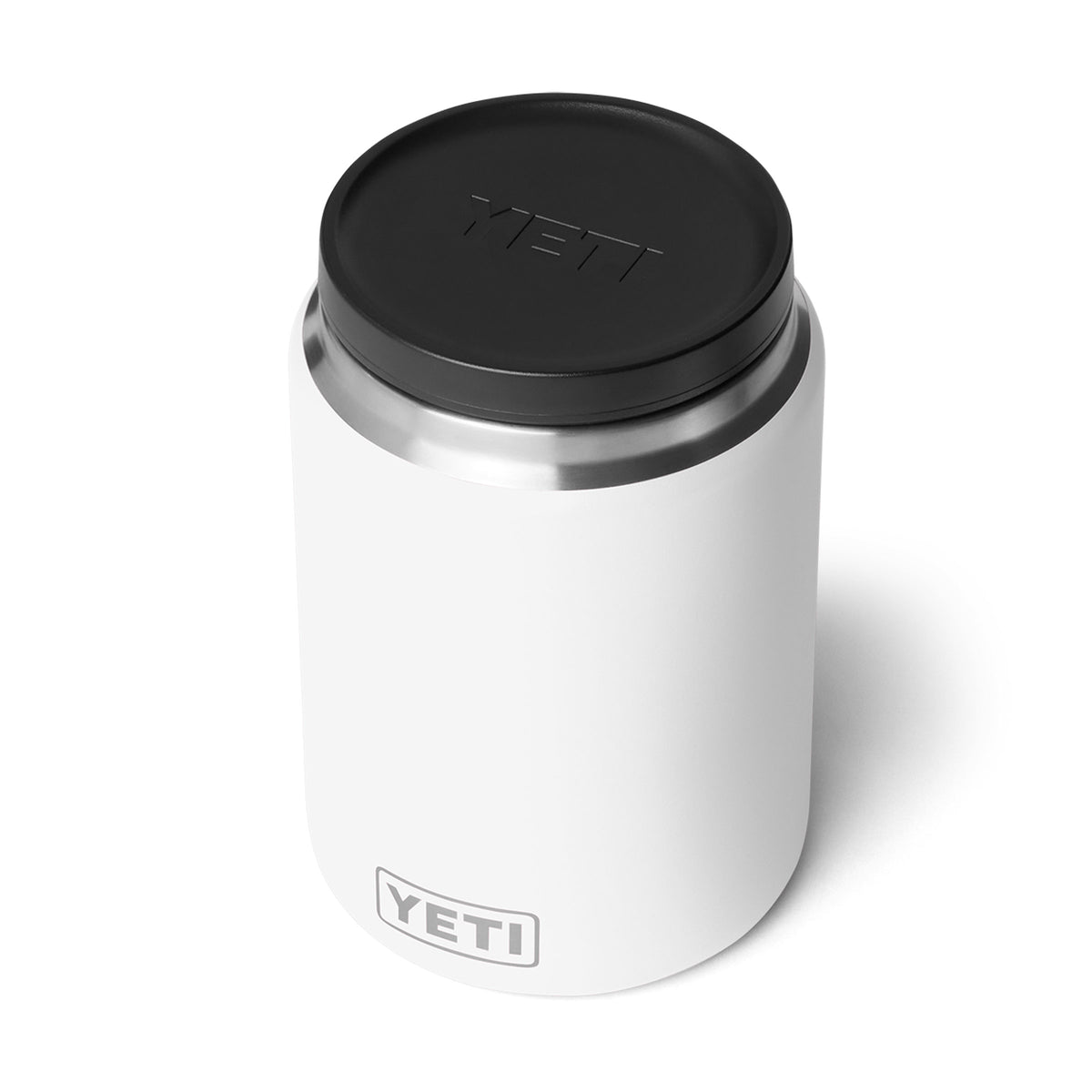 Der YETI® Isolierter Essensbehälter Rambler 24 oz in Weiß trägt das YETI-Logo auf dem schwarzen Deckel und der unteren Front. Dieser vakuumisolierte Essensbehälter hält Getränke über Stunden kalt.