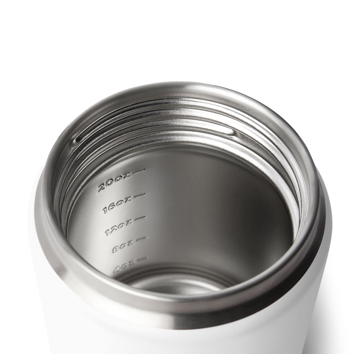 Der YETI® Isolierter Essensbehälter Rambler 24 oz in Weiß, von oben betrachtet, zeigt die auf der glänzenden Edelstahlwand eingravierten Unzenmarkierungen (4 oz bis 20 oz), mit einer weißen Außenseite und einer Vakuumisolierung von YETI.
