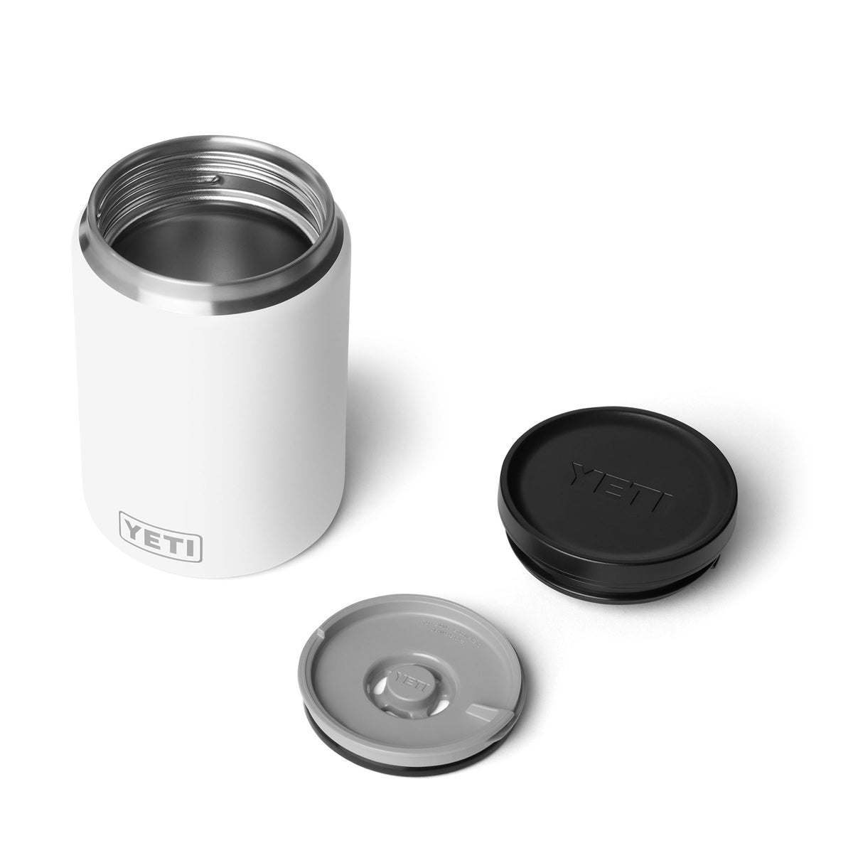 Abgebildet ist der YETI® Isolierter Essensbehälter Rambler 24 oz in Weiß mit einem Rand aus Edelstahl, begleitet von zwei schwarzen und grauen YETI-Deckeln, alles auf einem schlichten weißen Hintergrund.
