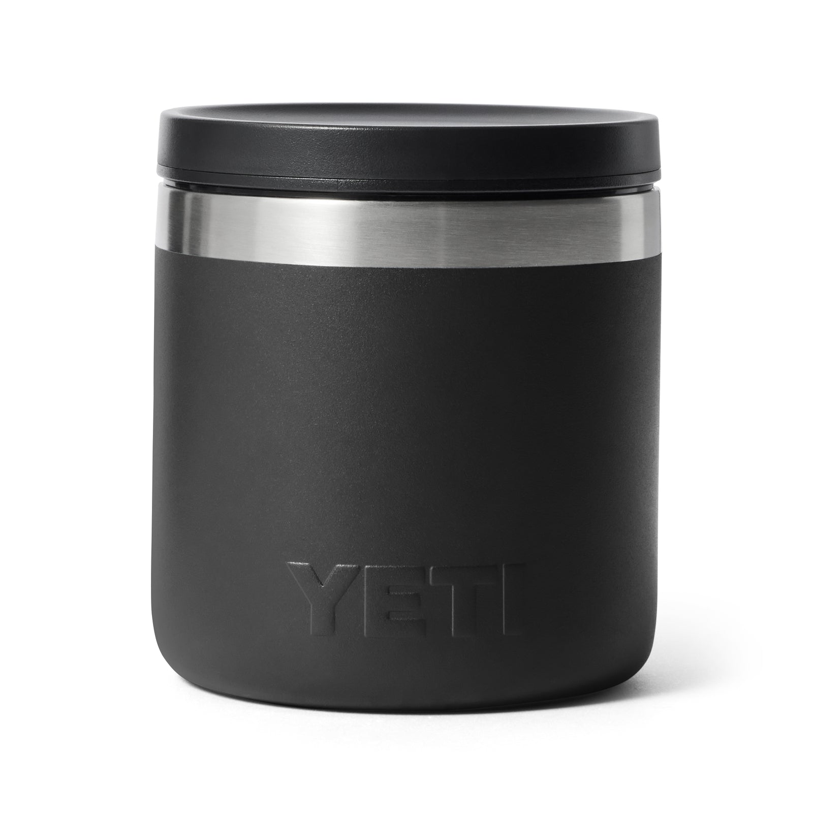 Ein YETI® Isolierter Essensbehälter Rambler 8 oz - Black mit Edelstahlrand und passendem Deckel steht auf weißem Hintergrund. Das YETI Logo ist vorne geprägt. Der auslaufsichere Behälter hält Speisen lange heiß oder kalt.