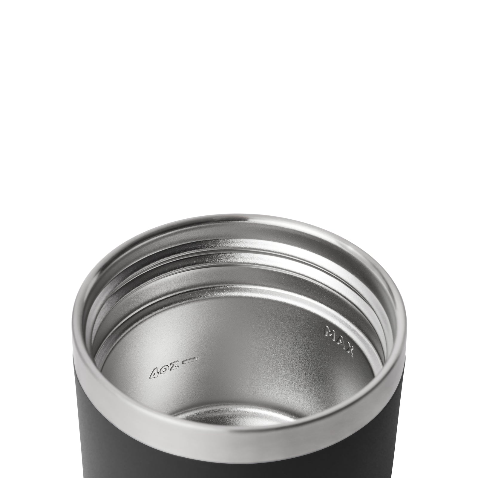 Eine Nahaufnahme des YETI® Isolierten Essensbehälters Rambler 8 oz in Schwarz, mit seinem Innenleben aus Edelstahl und einer sichtbaren maximalen Fülllinie.