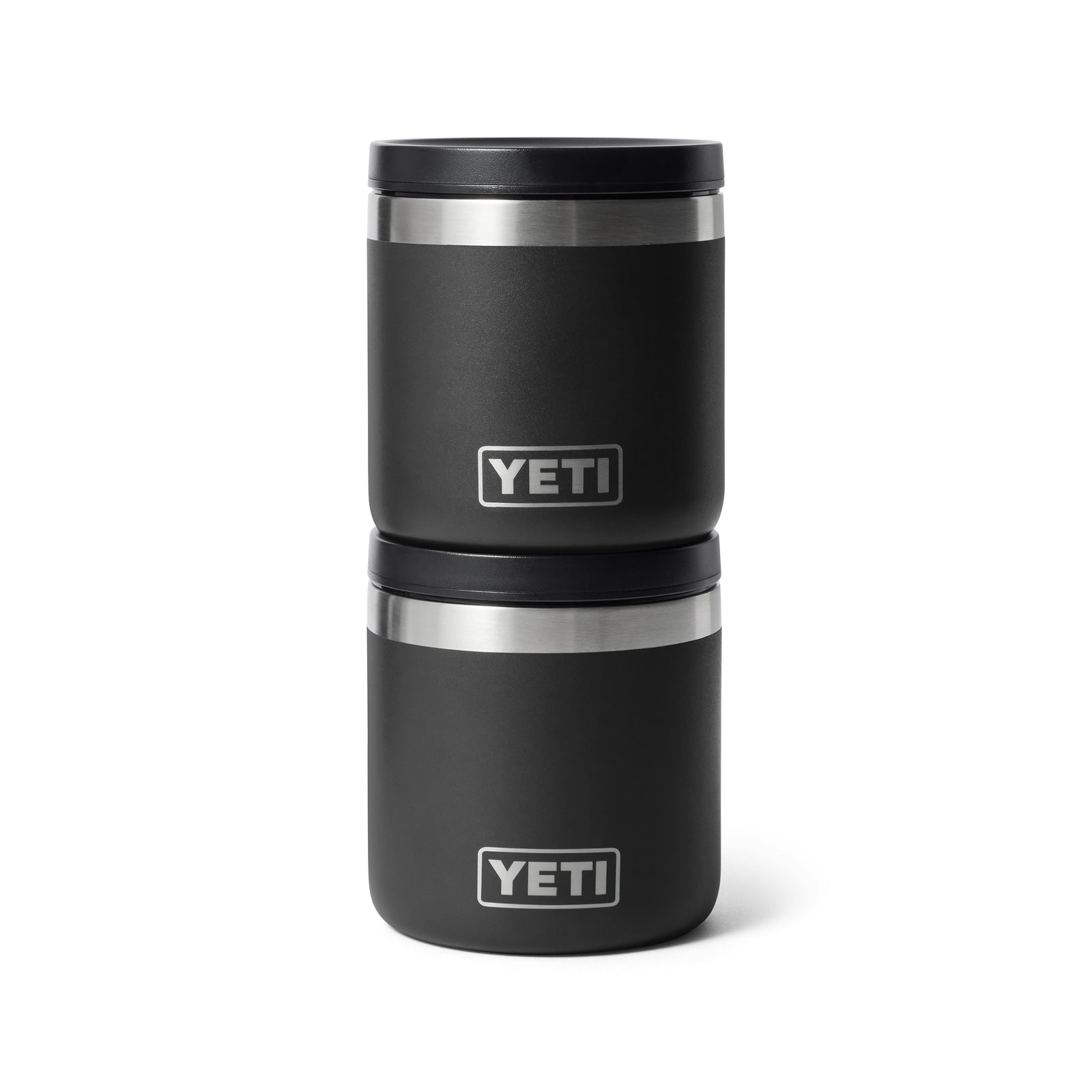 Zwei schwarze YETI® Isolierter Essensbehälter Rambler 8 oz von YETI sind auf weißem Hintergrund gestapelt und zeigen jeweils das YETI-Logo und den Metallrand.