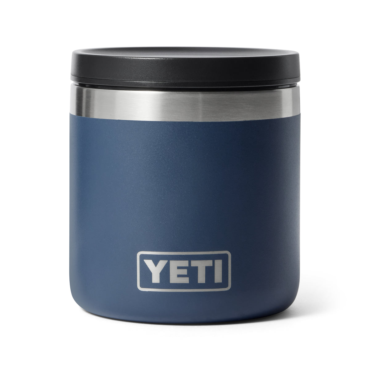 Ein YETI® Isolierter Essensbehälter Rambler 8 oz in Navy mit einem silbernen Akzent in der Nähe der Öffnung und einem schwarzen Schraubdeckel, abgebildet auf einem weißen Hintergrund. Die Vakuumisolierung hält die Lebensmittel frisch. Marke: YETI.