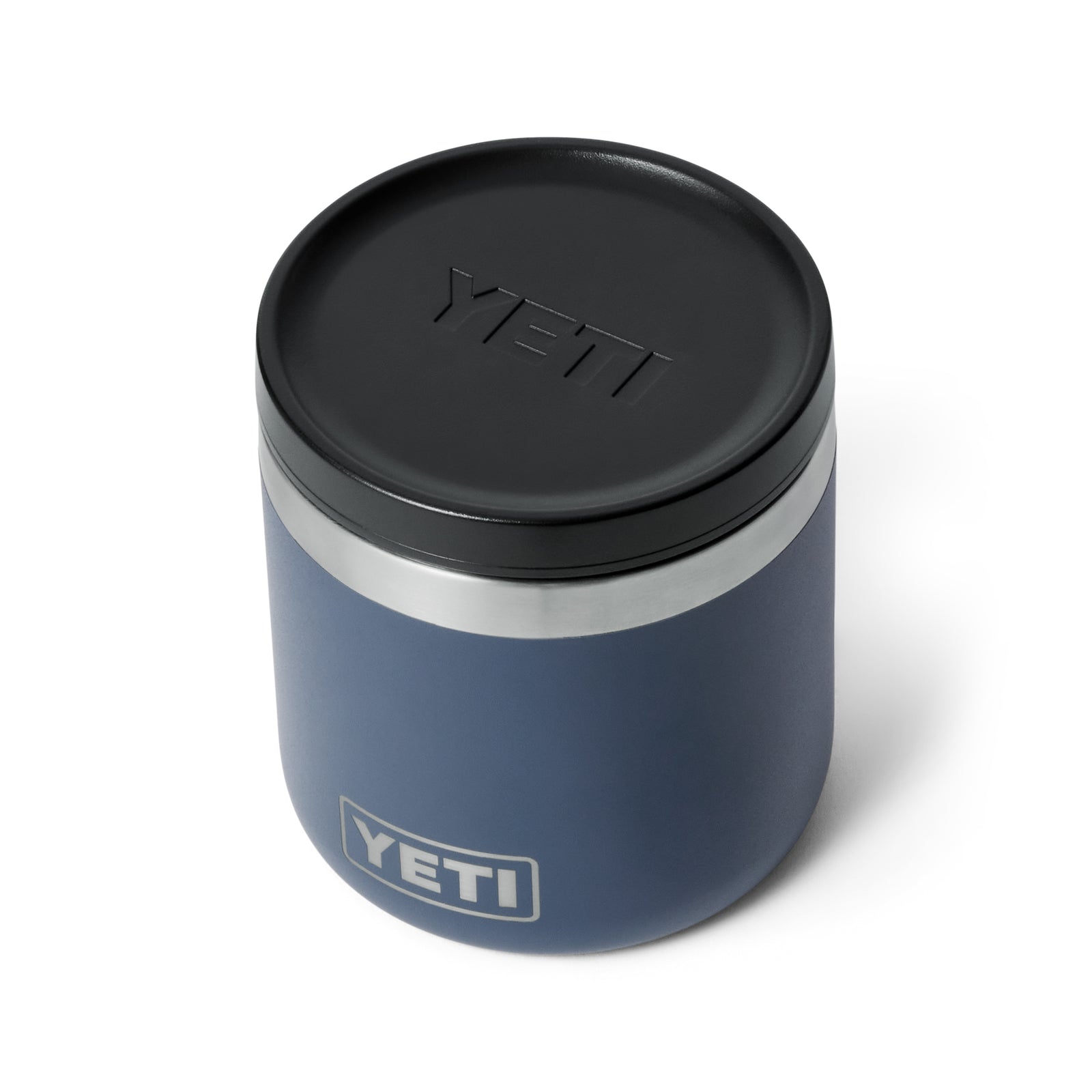 Der YETI® Isolierte Essensbehälter Rambler 8 oz in Navy mit Vakuumisolierung, schwarzem Deckel und Edelstahlrand. Mit YETI Logo auf Deckel und Behälter - ideal für unterwegs.