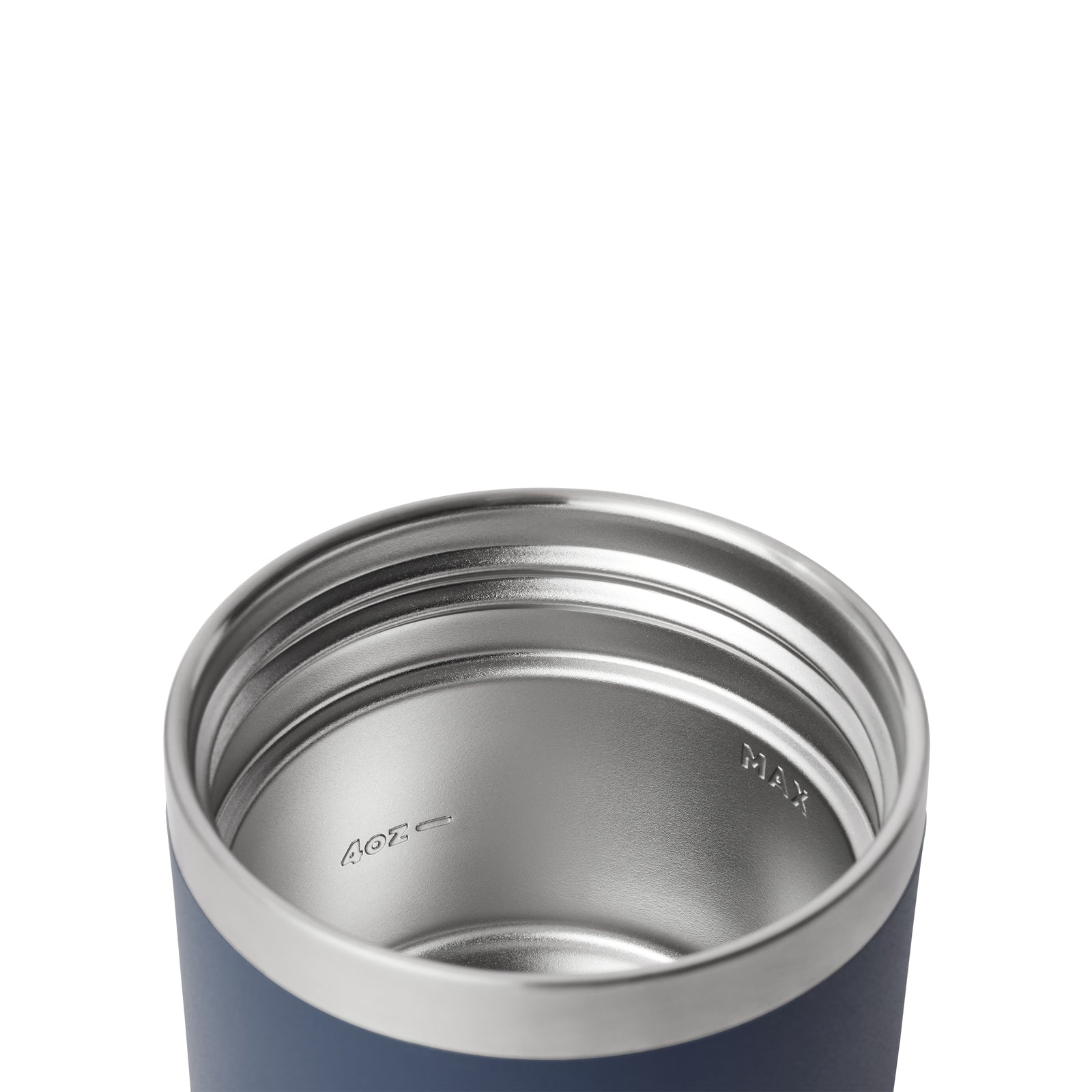 Eine Nahaufnahme des YETI® Isolierten Essensbehälters Rambler 8 oz in Navy zeigt den Innenraum aus Edelstahl, die Vakuumisolierung, die geätzten Messmarkierungen und die glatte Oberfläche vor einem schlichten weißen Hintergrund.