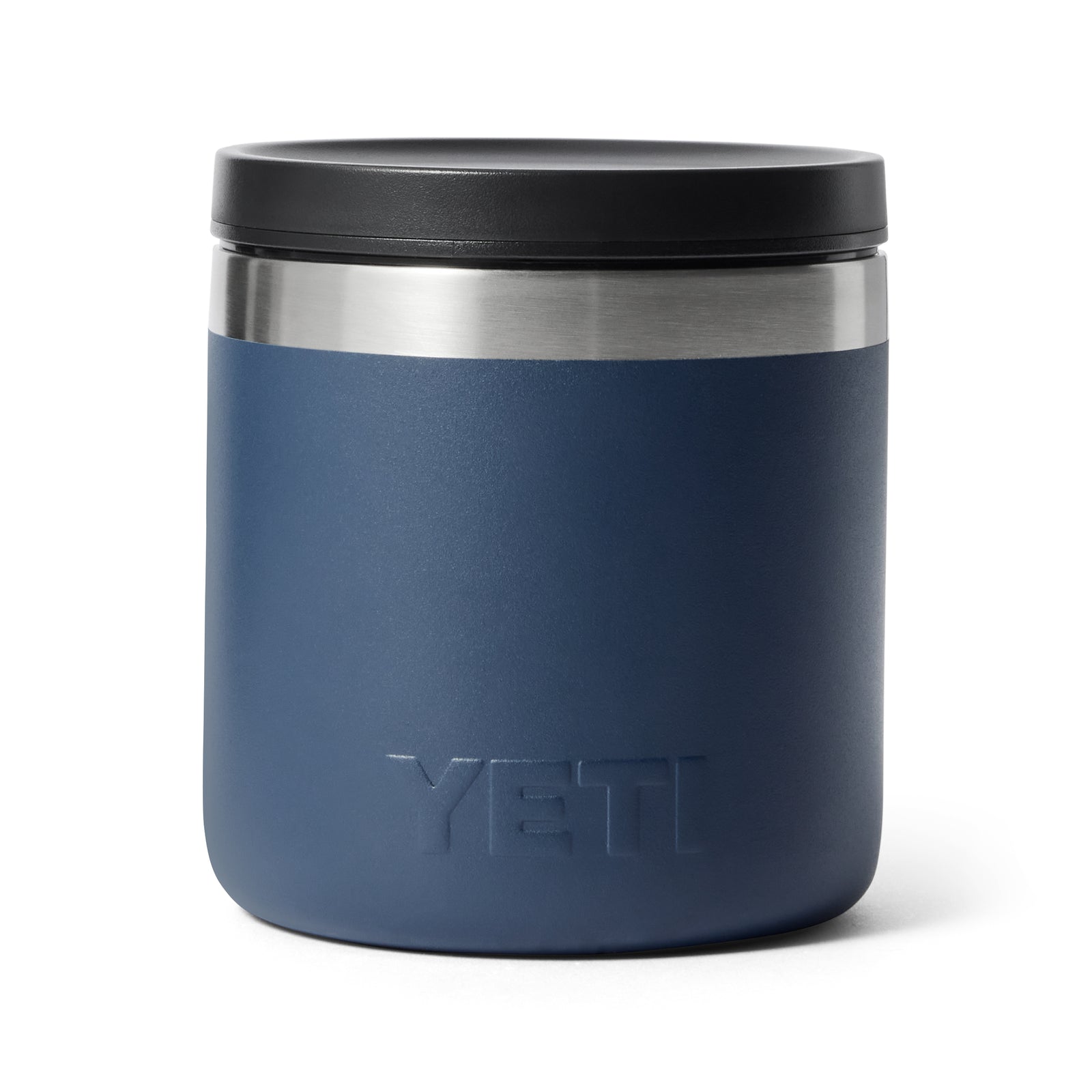 Der YETI® Isolierter Essensbehälter Rambler 8 oz in Navy hat einen schwarzen Deckel, einen Edelstahlrand und ein eingeprägtes YETI-Logo auf weißem Hintergrund.
