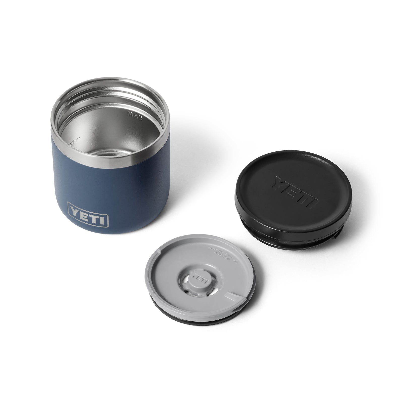 Ein YETI® Isolierter Essensbehälter Rambler 8 oz in Navy wird mit abgenommenen schwarzen und grauen Deckeln auf weißem Hintergrund gezeigt, wobei das Innere aus Edelstahl zu sehen ist.