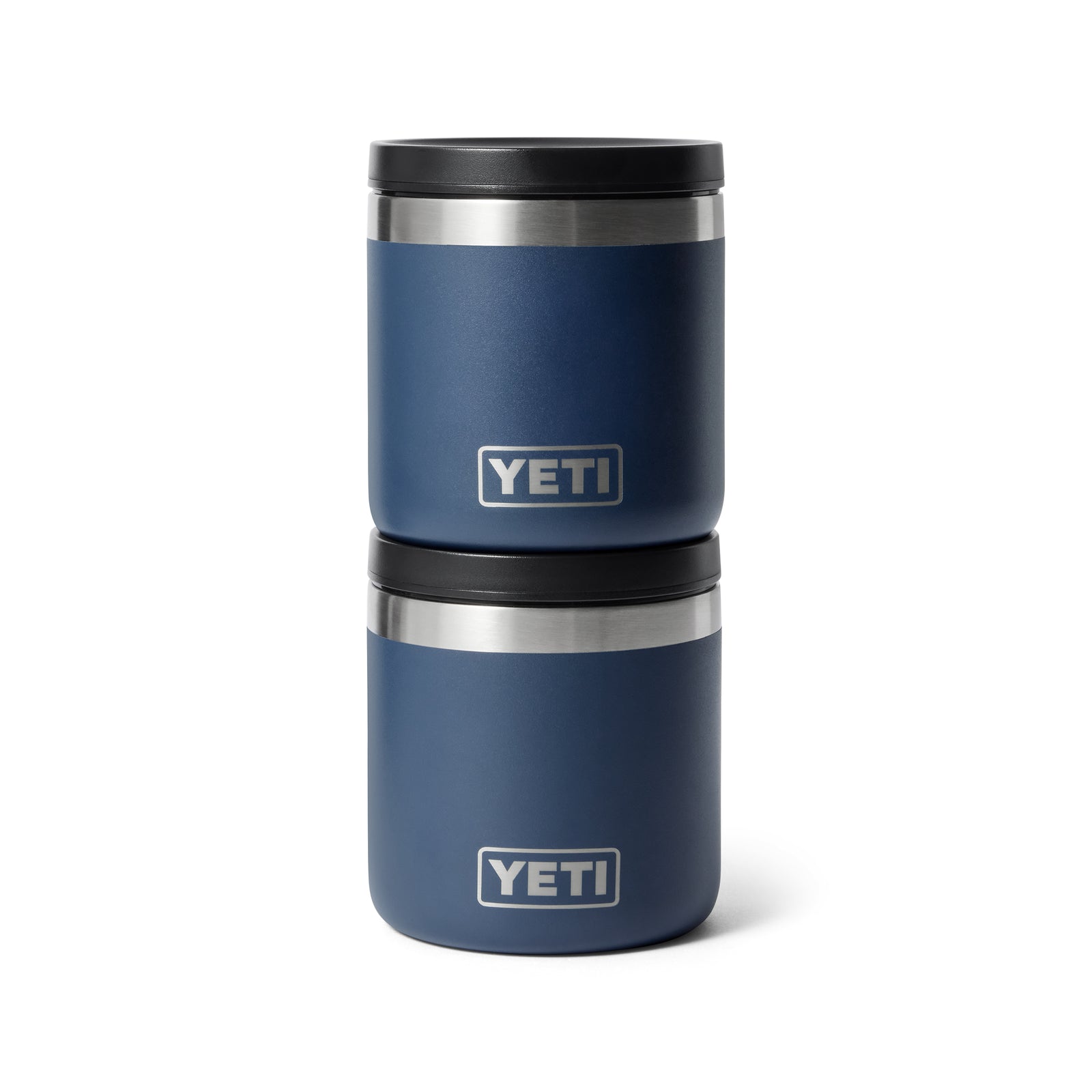 Zwei YETI® Isolierter Essensbehälter Rambler 8 oz in Navy mit schwarzen Deckeln sind vertikal gestapelt, jeweils mit YETI-Logo und Vakuumisolierung, vor einem schlichten weißen Hintergrund.