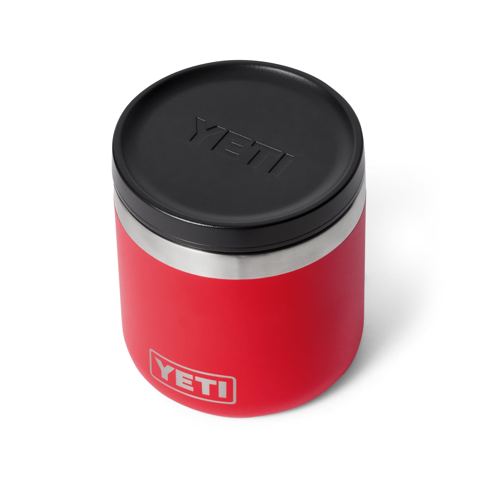 Ein YETI® Isolierter Essensbehälter Rambler 8 oz in Rescue Red mit schwarzem Deckel und Edelstahleinfassung, von oben gesehen. Das YETI-Logo ist auf dem Deckel und der Seite dieses auslaufsicheren Edelstahlbehälters sichtbar.