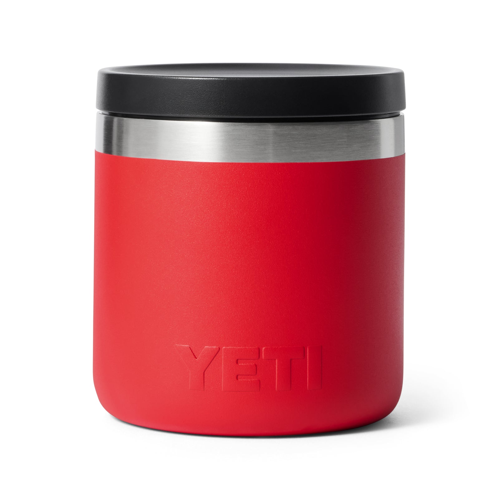 Ein YETI® Isolierter Essensbehälter Rambler 8 oz in Rescue Red mit schwarzem Deckel und Edelstahleinfassung steht aufrecht auf einem weißen Hintergrund. Der auslaufsichere Edelstahlbehälter trägt auf der Vorderseite das geprägte YETI-Logo.