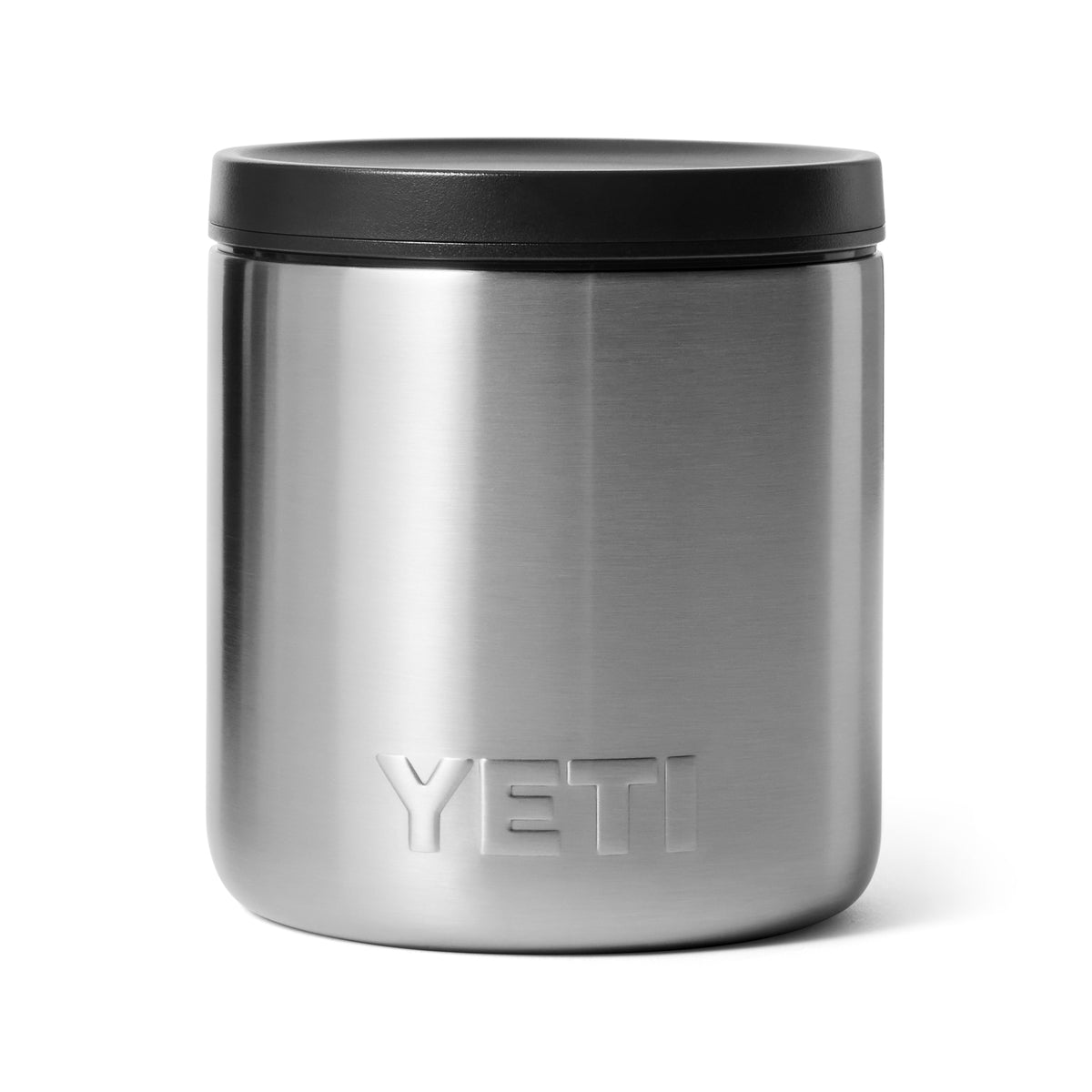 Der YETI® Isolierter Essensbehälter Rambler 8 oz aus Edelstahl hat einen schwarzen Schraubdeckel und ein eingeprägtes YETI-Logo auf der glatten Oberfläche, was ihn zu einem stilvollen, langlebigen Essensbehälter für unterwegs macht.