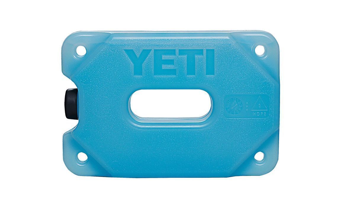 Ein rechteckiger blauer YETI® Kühlakku Eisblock 2 lb von YETI, mit einer Griffaussparung und "YETI" Prägung auf der Vorderseite, bekannt für sein langlebiges Design, steht vor einem weißen Hintergrund.
