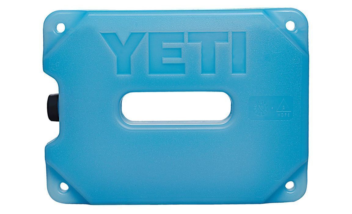 Der YETI® Kühlakku Ice Block 4 lb ist ein rechteckiger blauer Eisblock mit zentraler Griffaussparung, abgerundeten Ecken, vier Schraublöchern und "YETI"-Prägung auf der Vorderseite - damit ist dieser bruchsichere Kühlakku robust und praktisch.