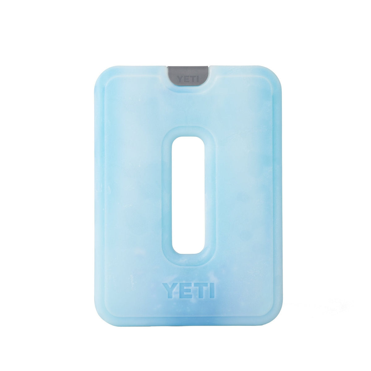 Das YETI® Kühlakku Ice Sheet Large ist ein rechteckiger, hellblauer Kühlakku mit abgerundeten Kanten, einer ovalen Aussparung in der Mitte, dem YETI-Logo am unteren Rand und einer grauen Lasche am oberen Rand - ideal für Kühltaschen.